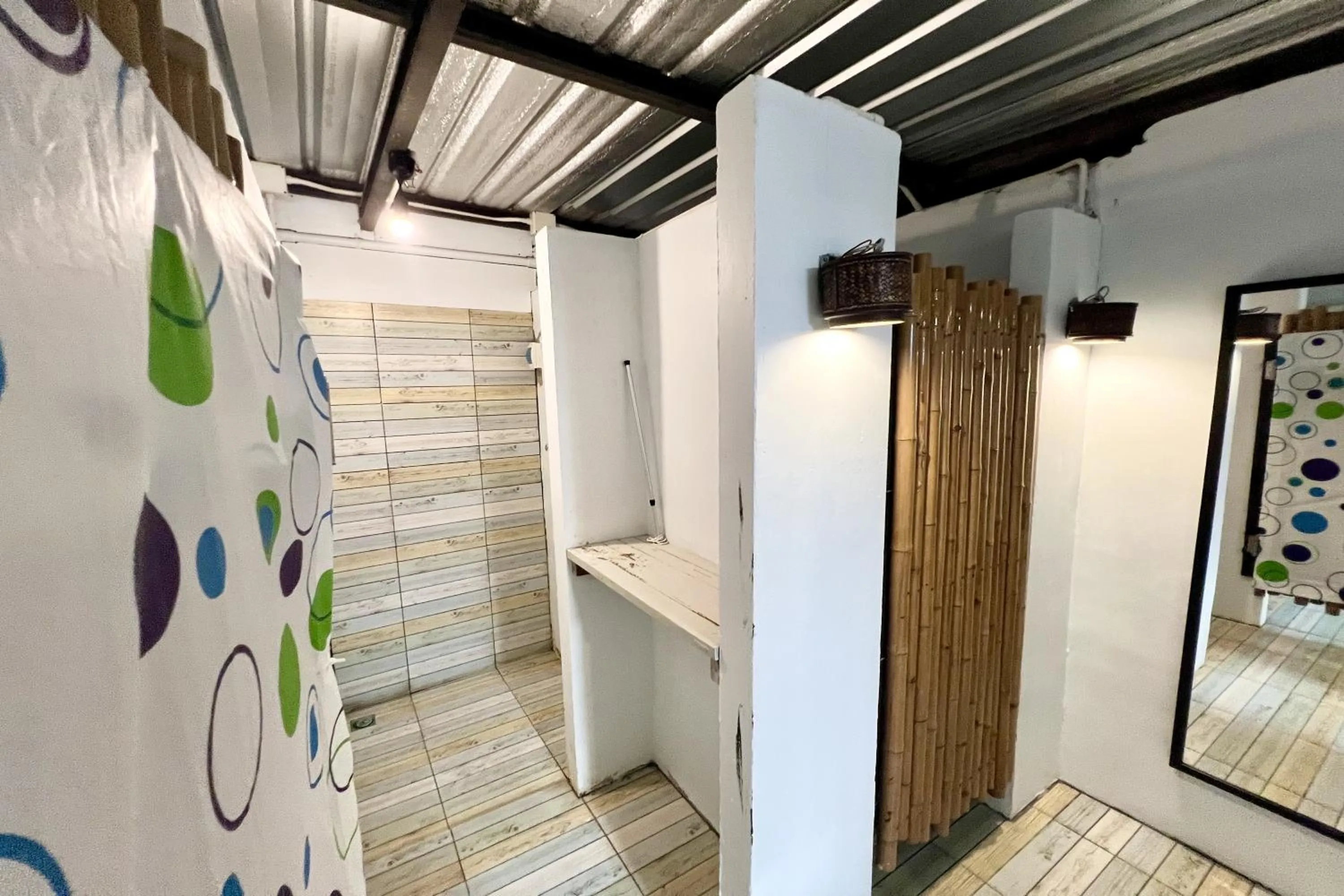 Shower in Orchid Hostel Near Bumrungrad hospital and Nana Market