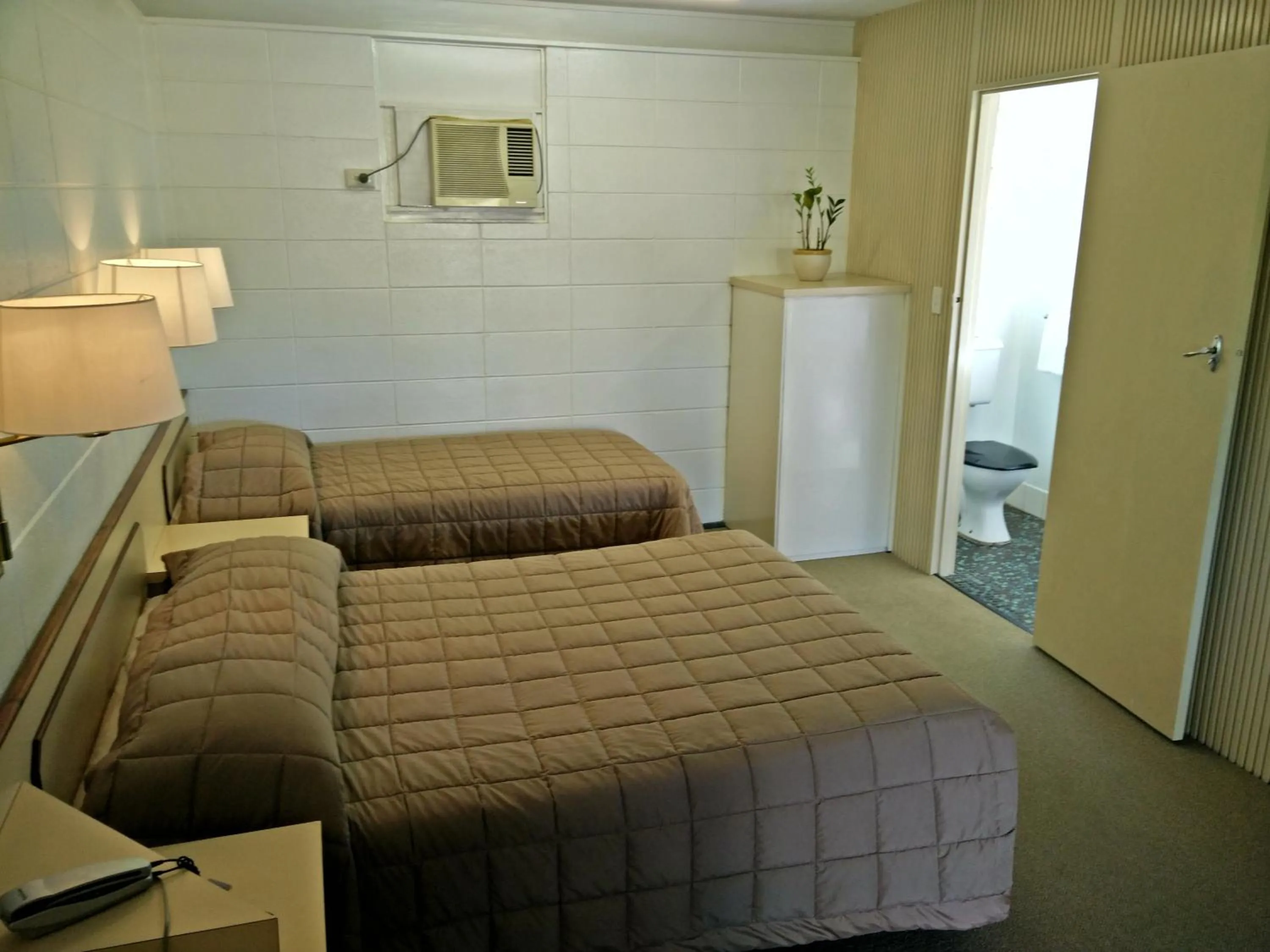 Bedroom, Bed in Cairns Motor Inn