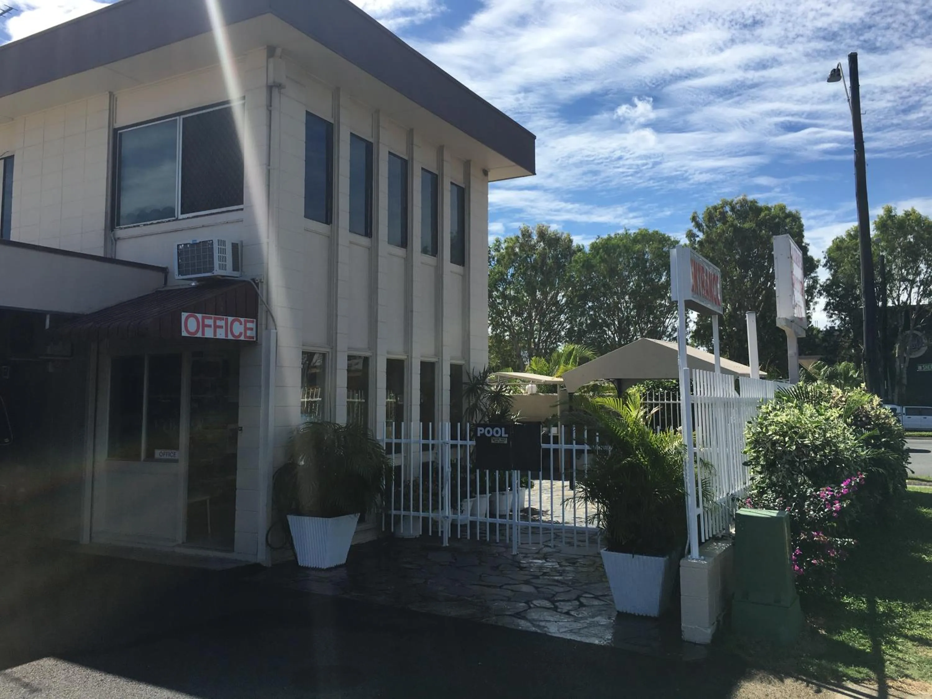 Facade/entrance in Cairns Motor Inn