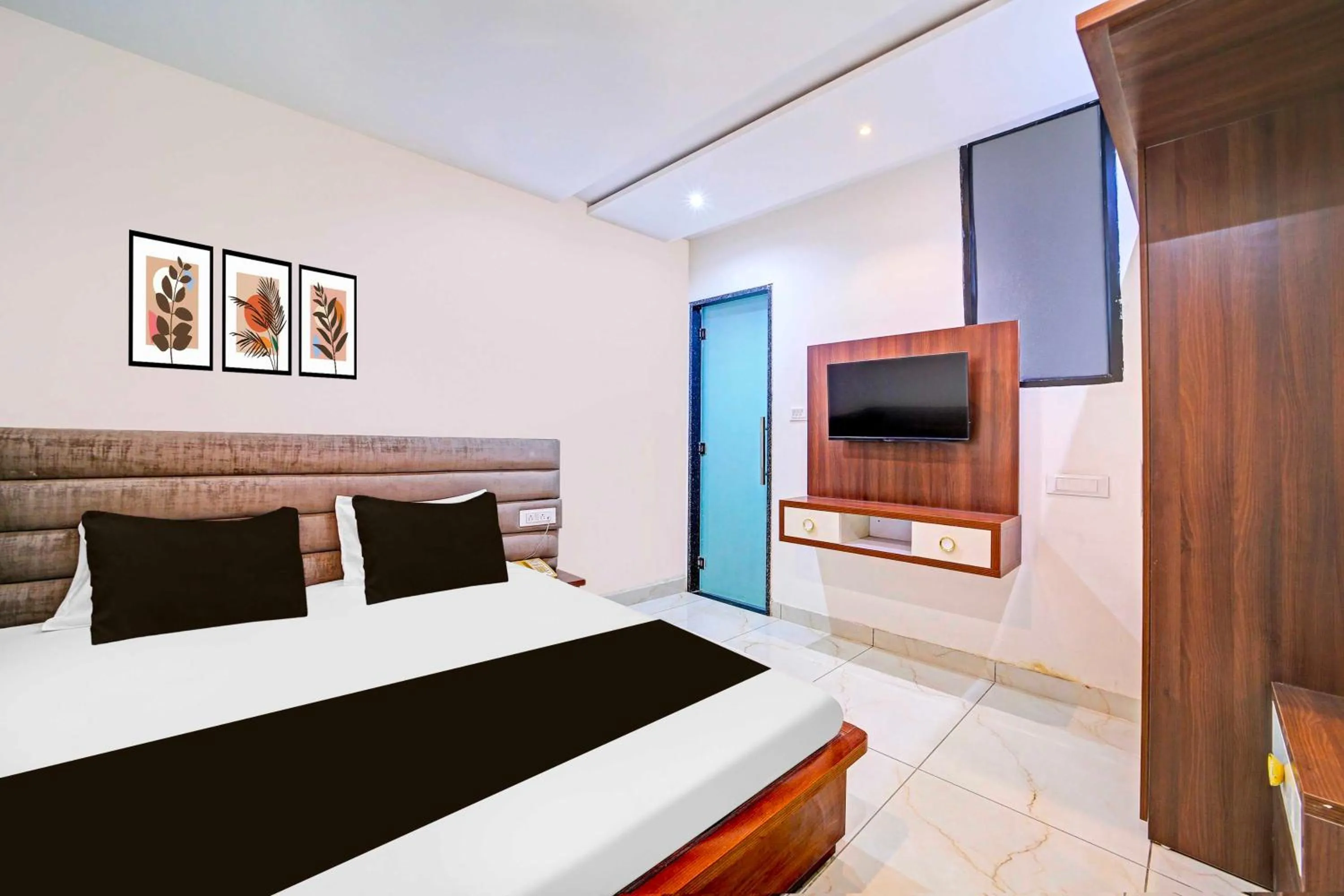 Bedroom, Bed in Collection O LIG Main Road Indore