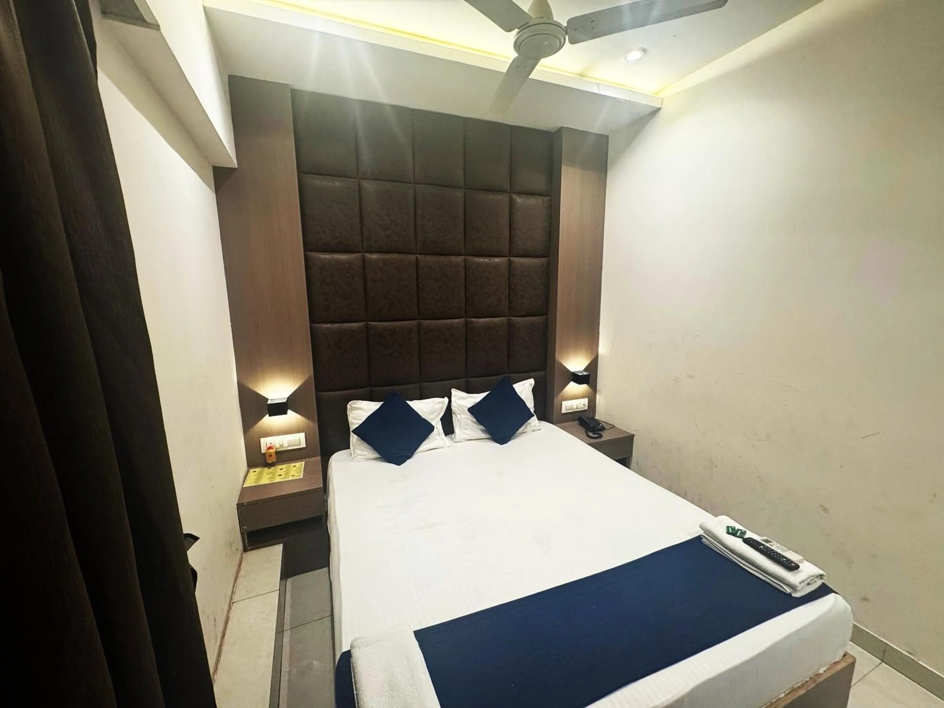 Bed in Hotel Sahara Residency