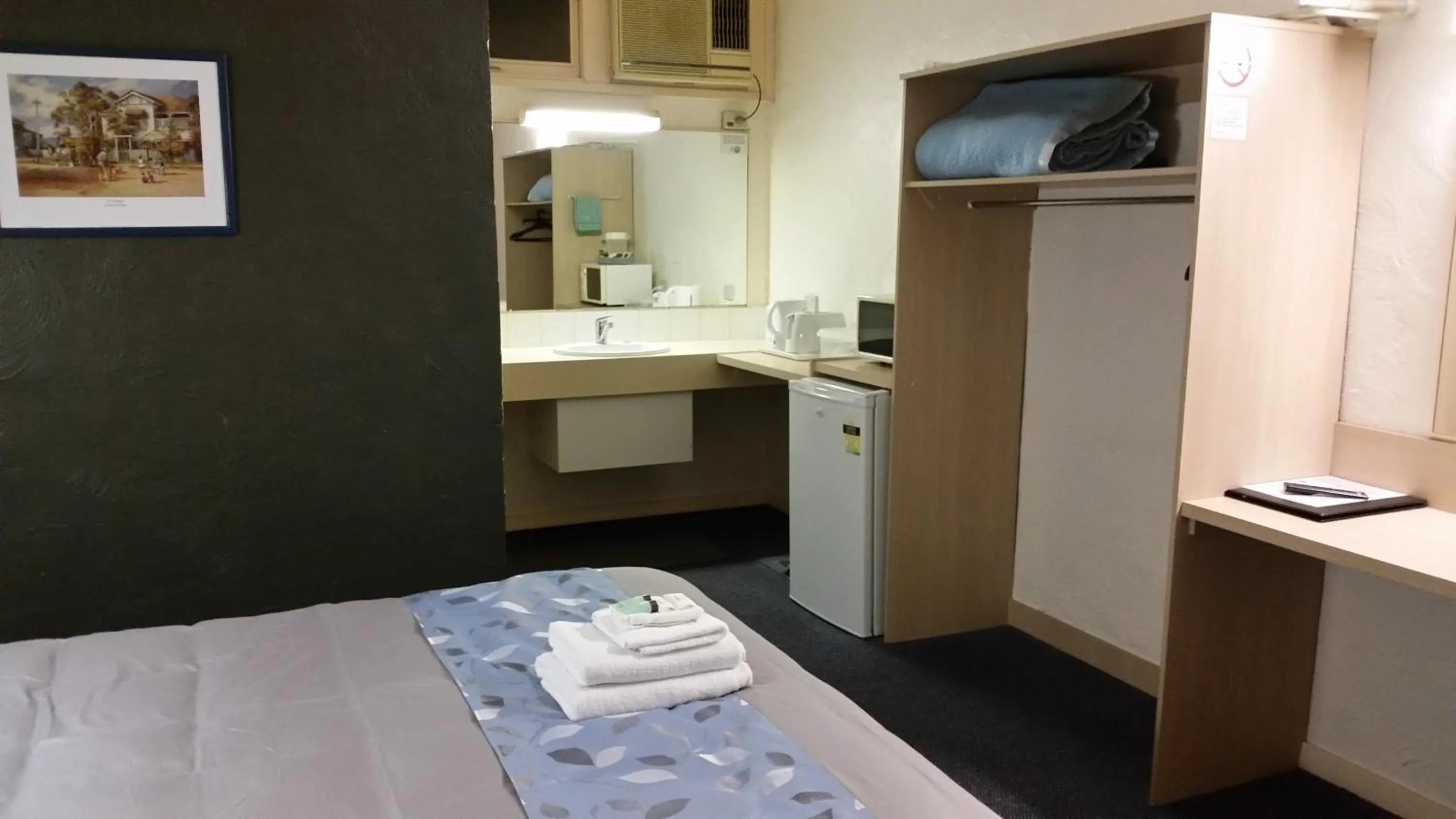 Bedroom in Belmore Motor Inn