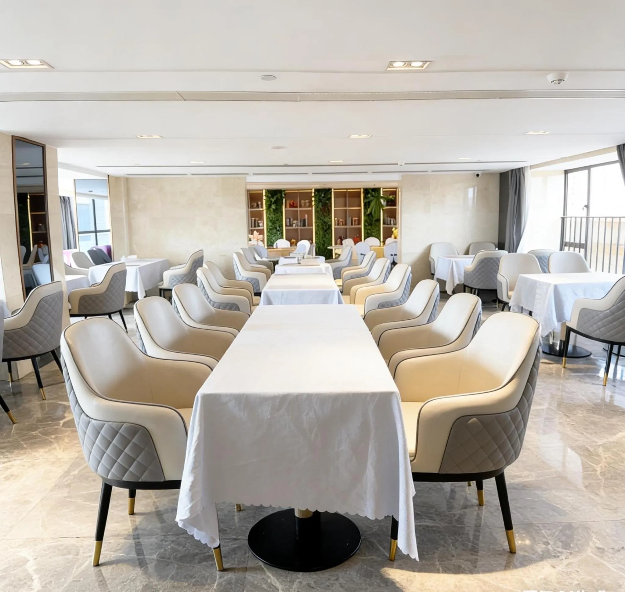 Restaurant/places to eat in Lavande Hotels Guangzhou Panyu Hanxi Changlong Dashi Subway Station