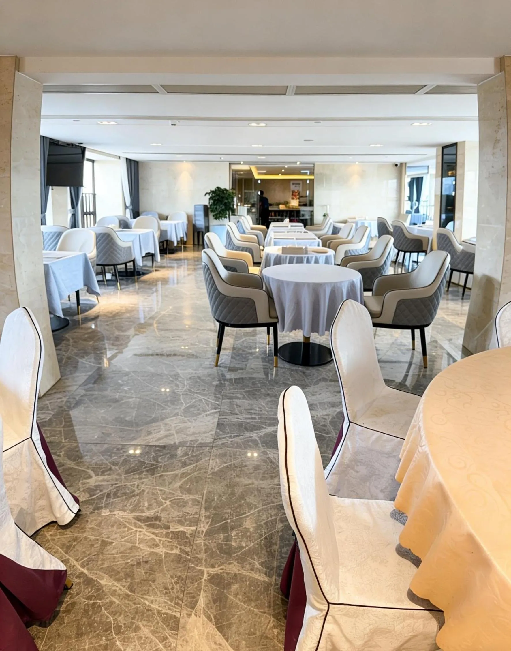 Restaurant/places to eat in Lavande Hotels Guangzhou Panyu Hanxi Changlong Dashi Subway Station