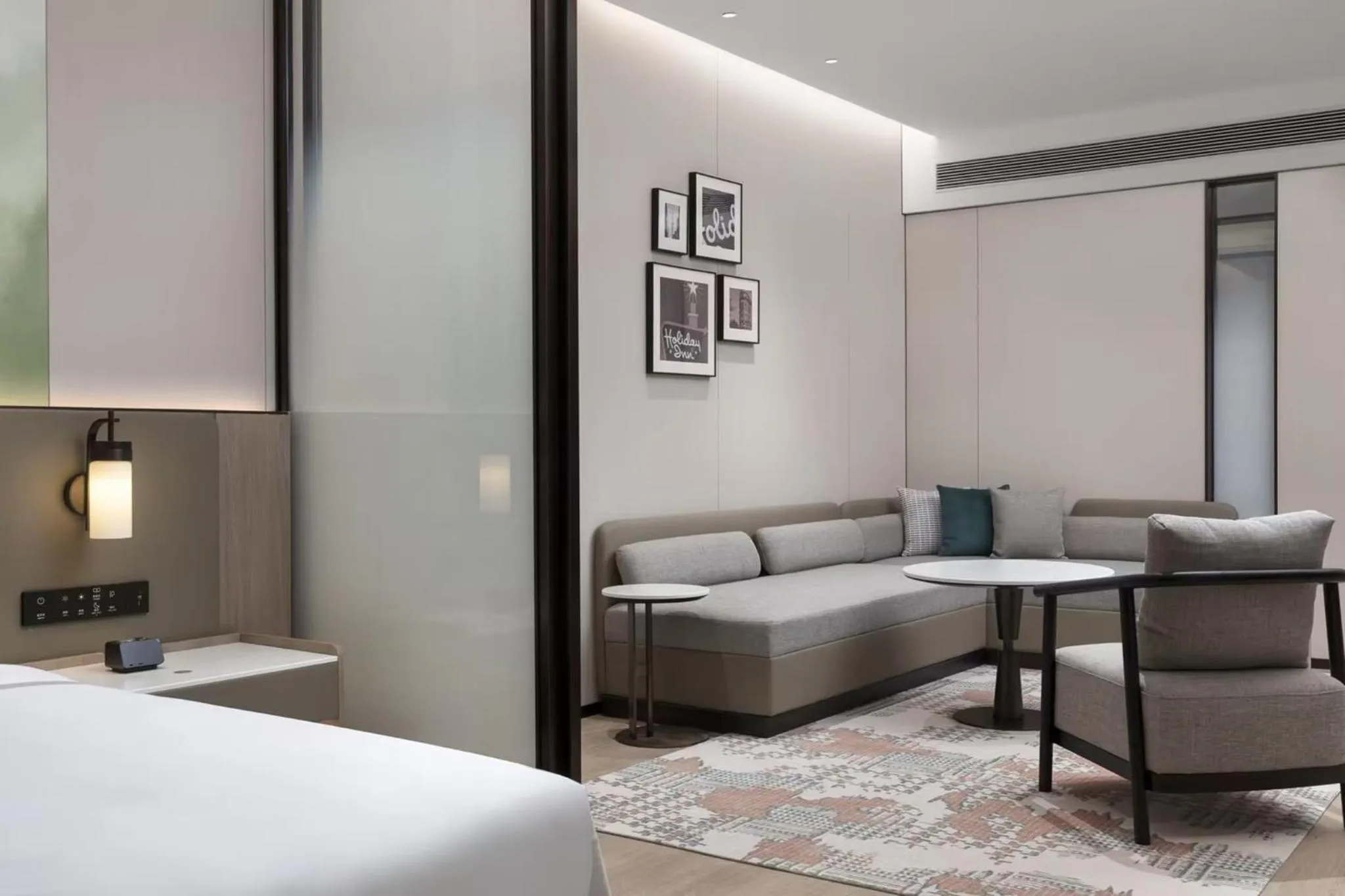 Photo of the whole room, Bed in Holiday Inn & Suites Shanghai Changfeng by IHG