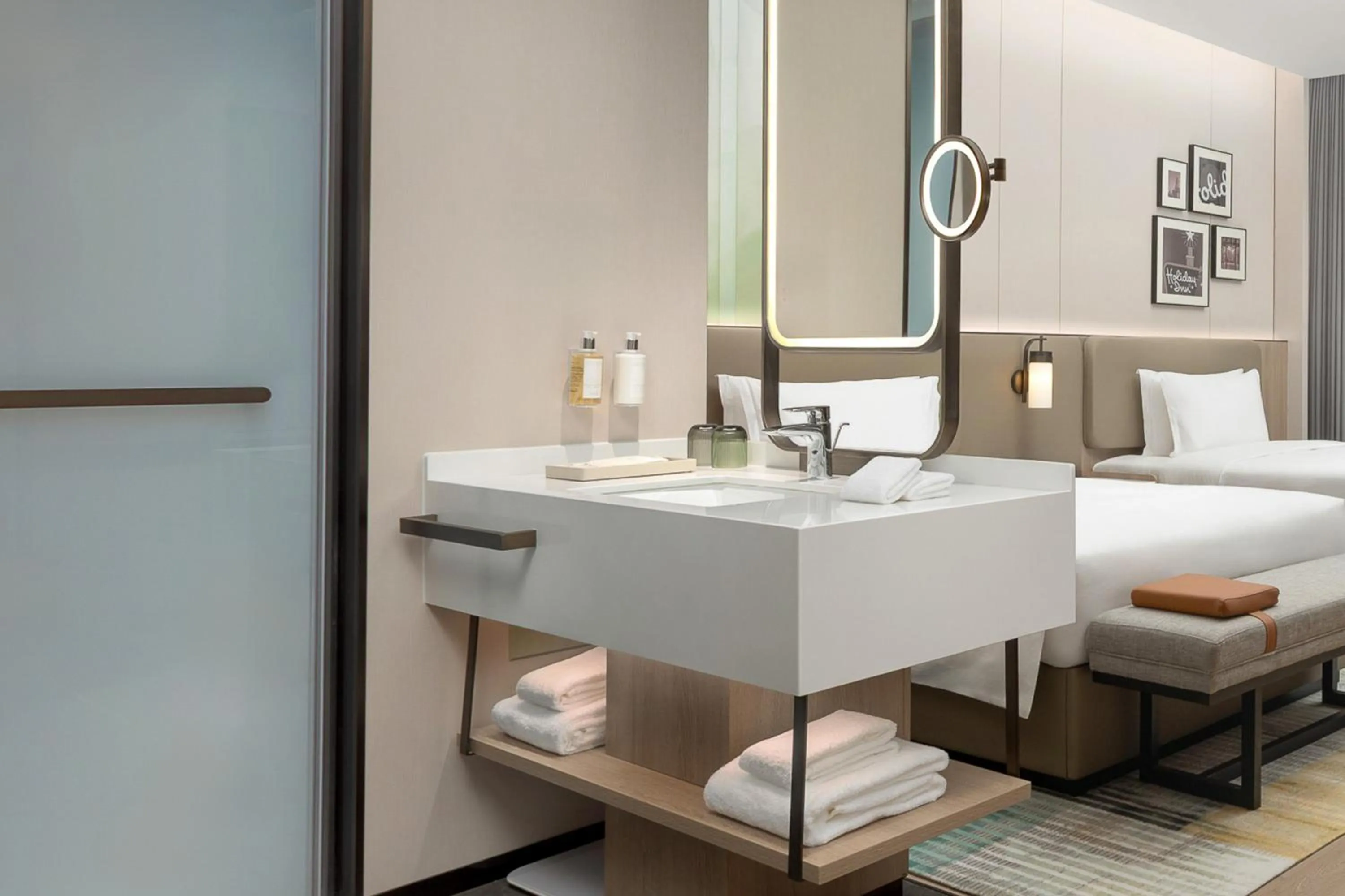 Bathroom, Bed in Holiday Inn & Suites Shanghai Changfeng by IHG
