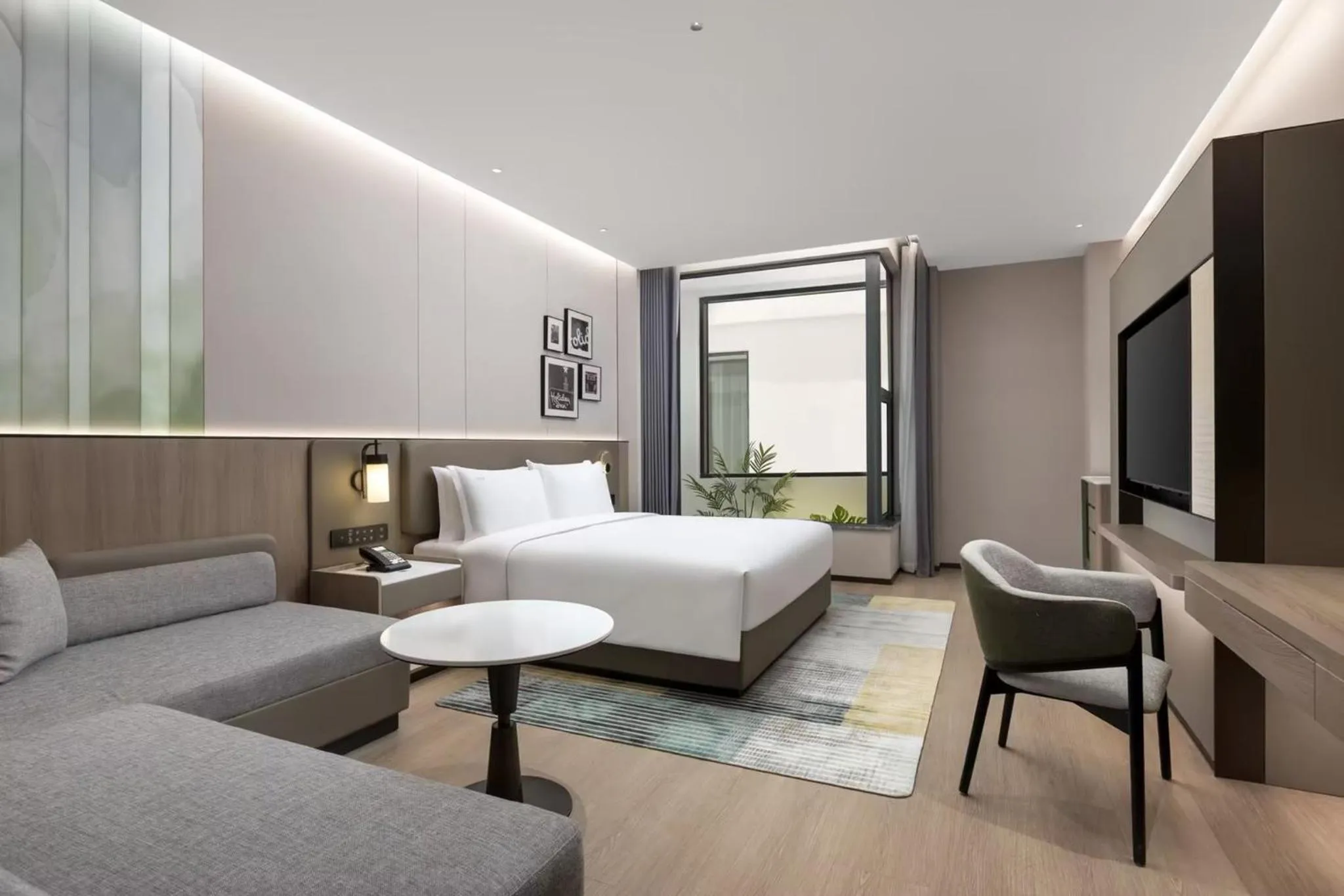 Photo of the whole room, Bed in Holiday Inn & Suites Shanghai Changfeng by IHG