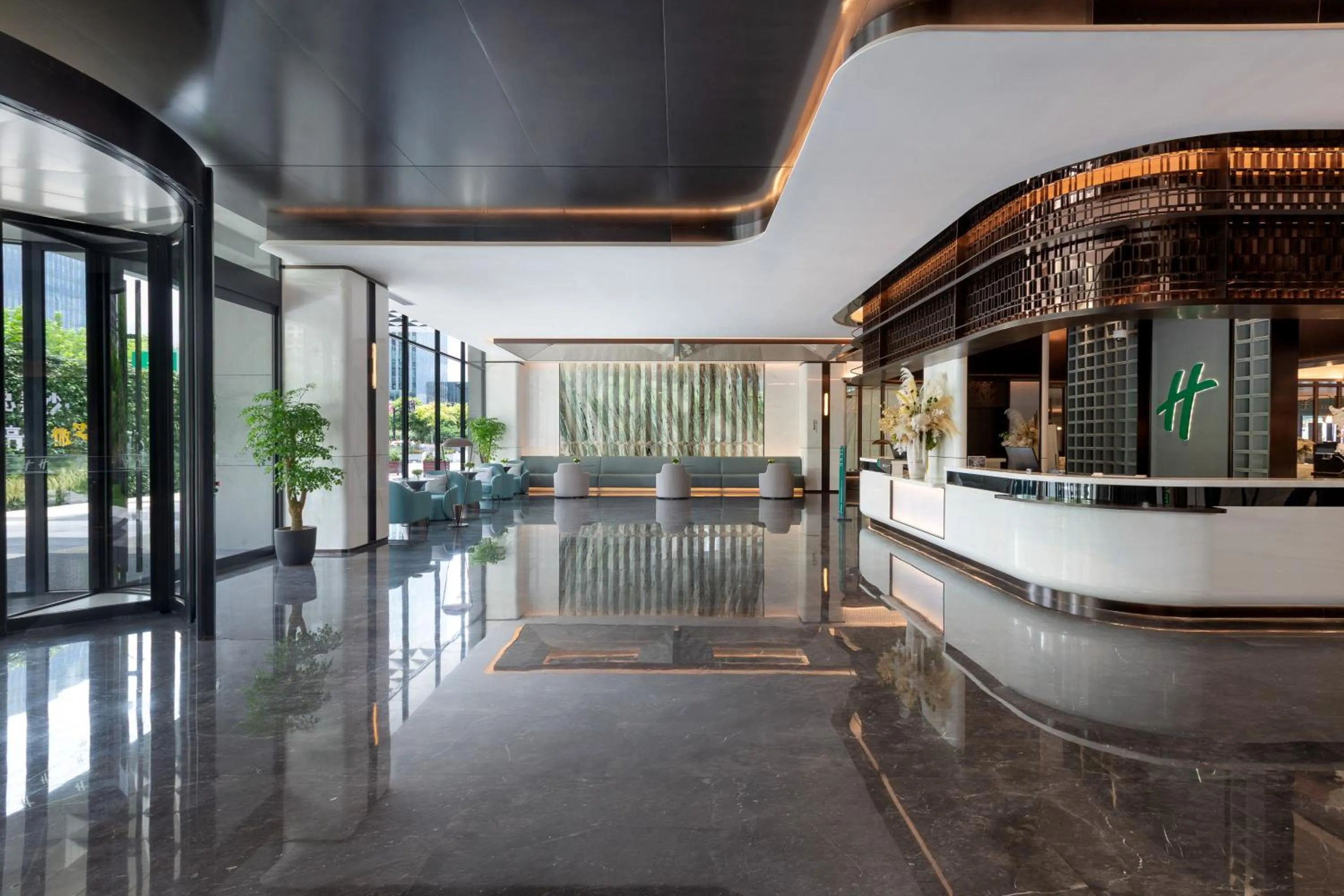 Lobby or reception in Holiday Inn & Suites Shanghai Changfeng by IHG
