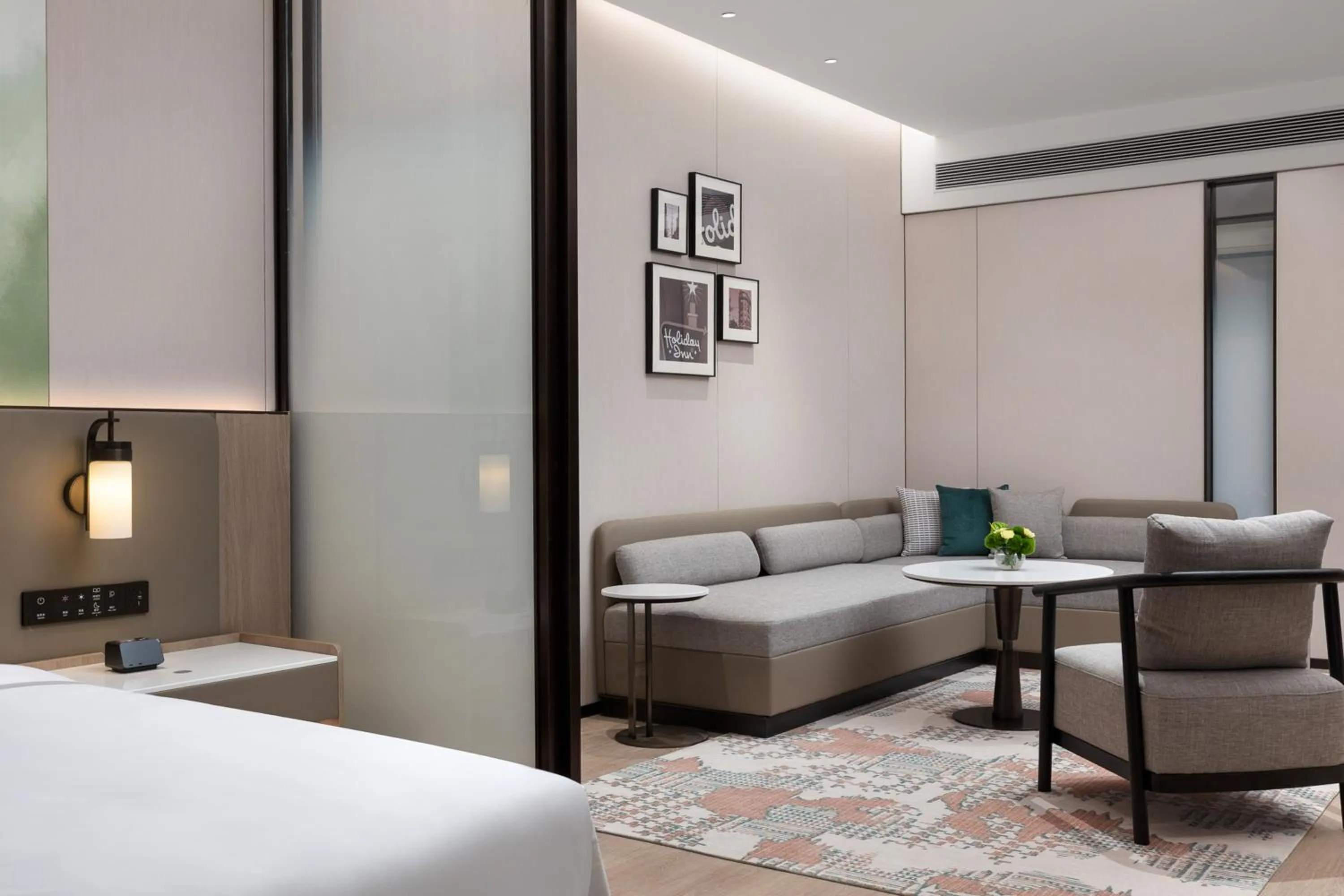 Photo of the whole room, Bed in Holiday Inn & Suites Shanghai Changfeng by IHG