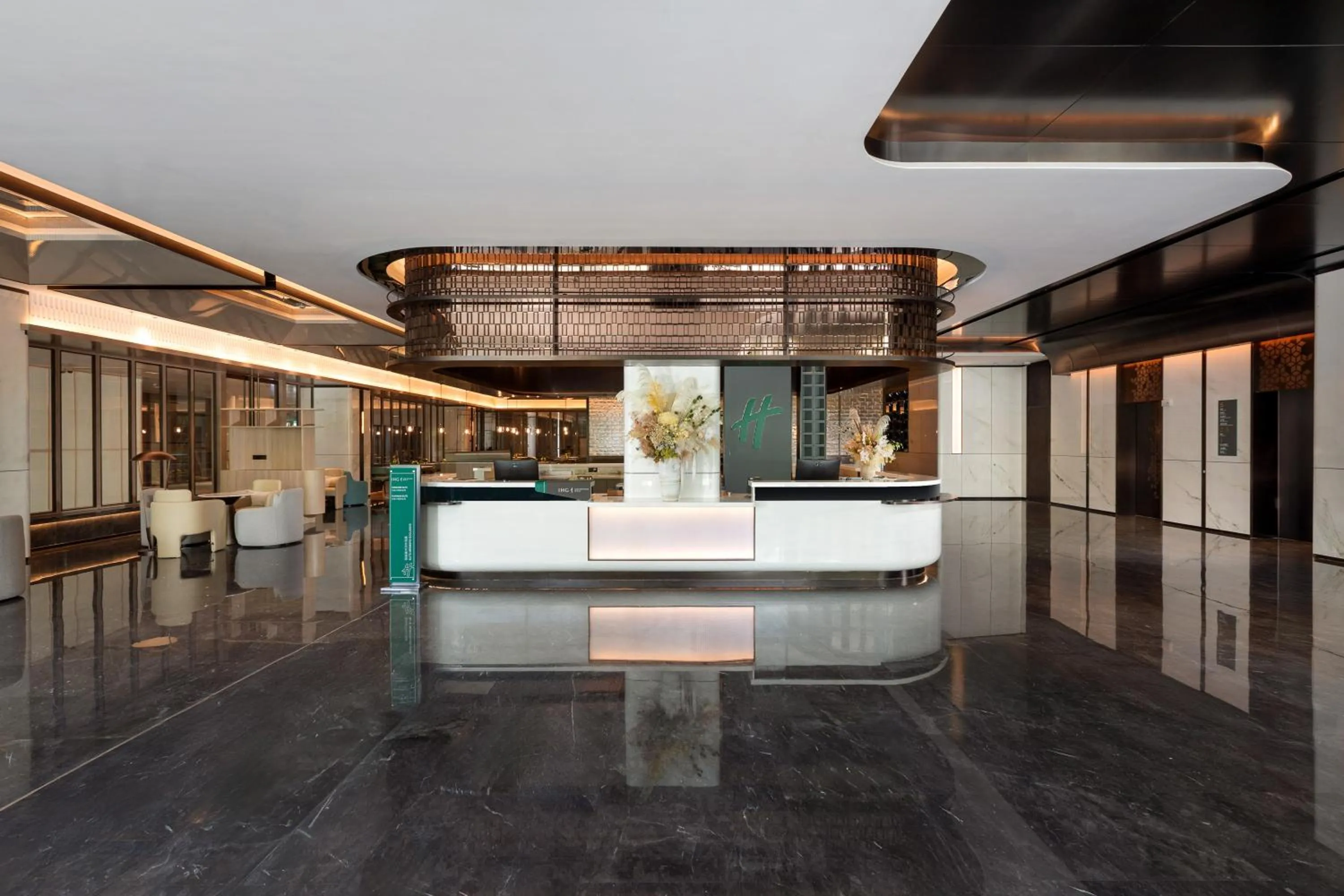 Lobby or reception in Holiday Inn & Suites Shanghai Changfeng by IHG