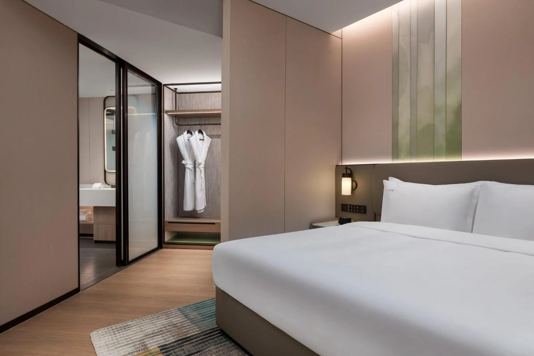 Photo of the whole room, Bed in Holiday Inn & Suites Shanghai Changfeng by IHG
