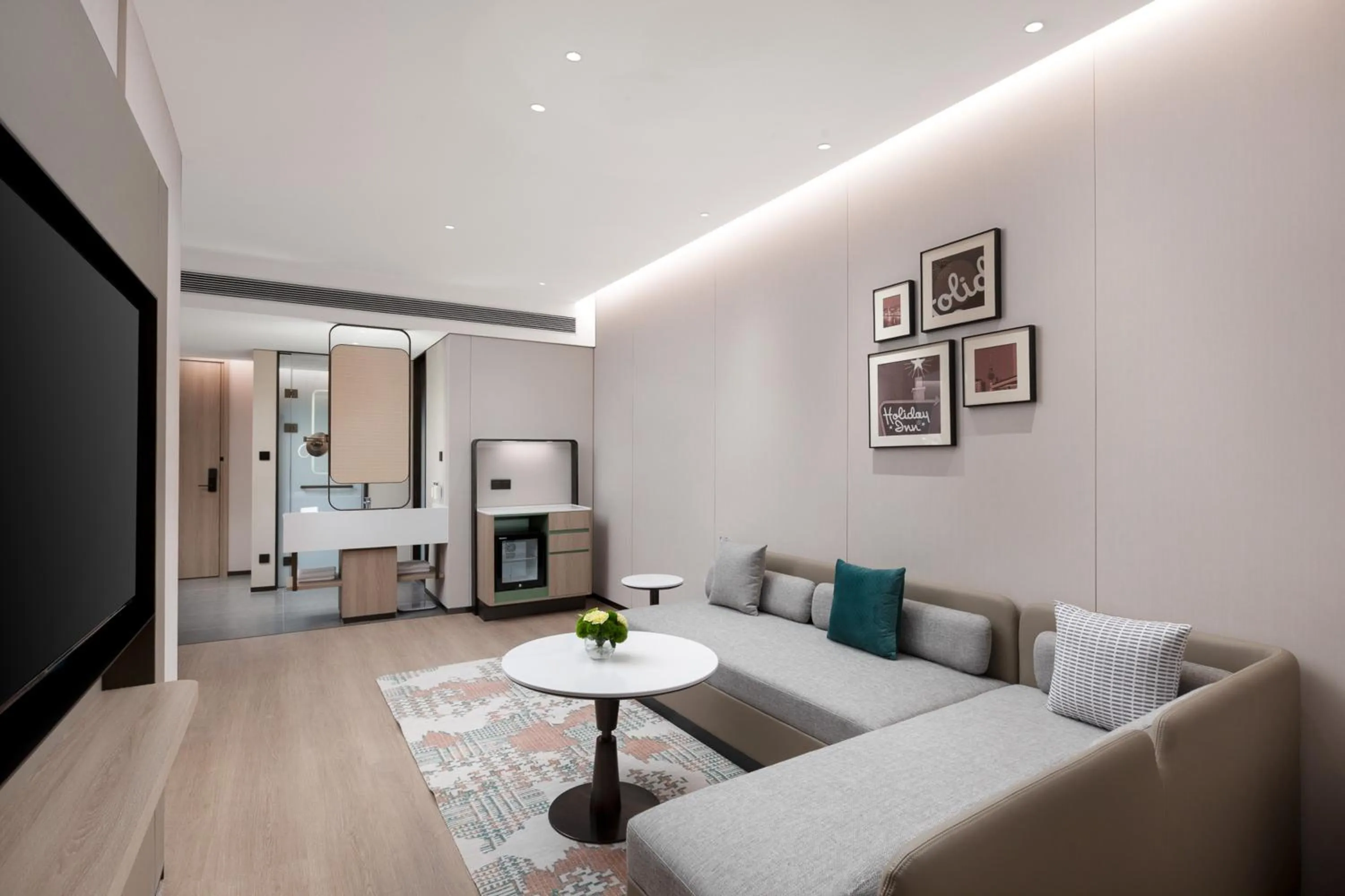 TV and multimedia in Holiday Inn & Suites Shanghai Changfeng by IHG