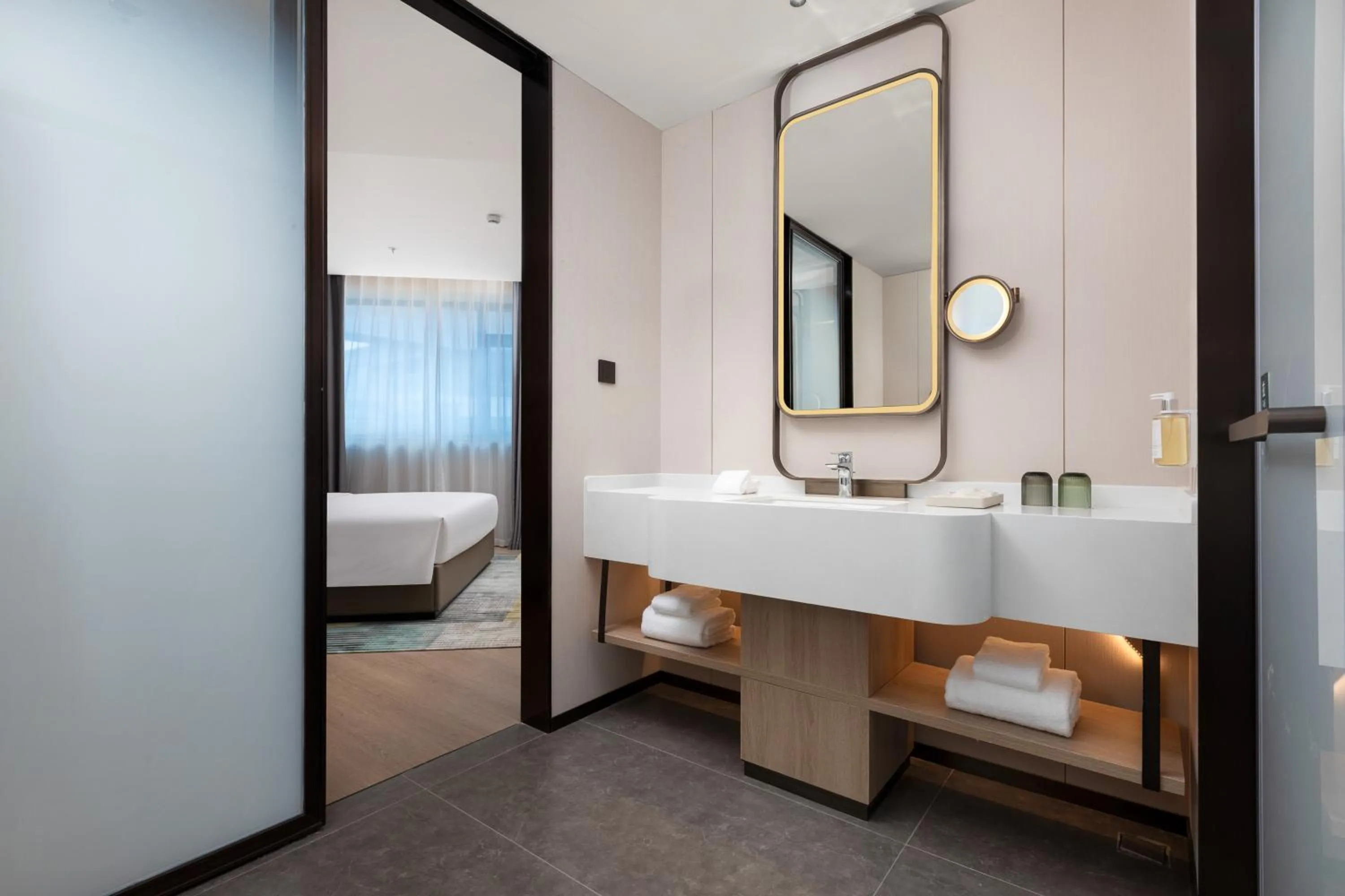 Bathroom, Bed in Holiday Inn & Suites Shanghai Changfeng by IHG