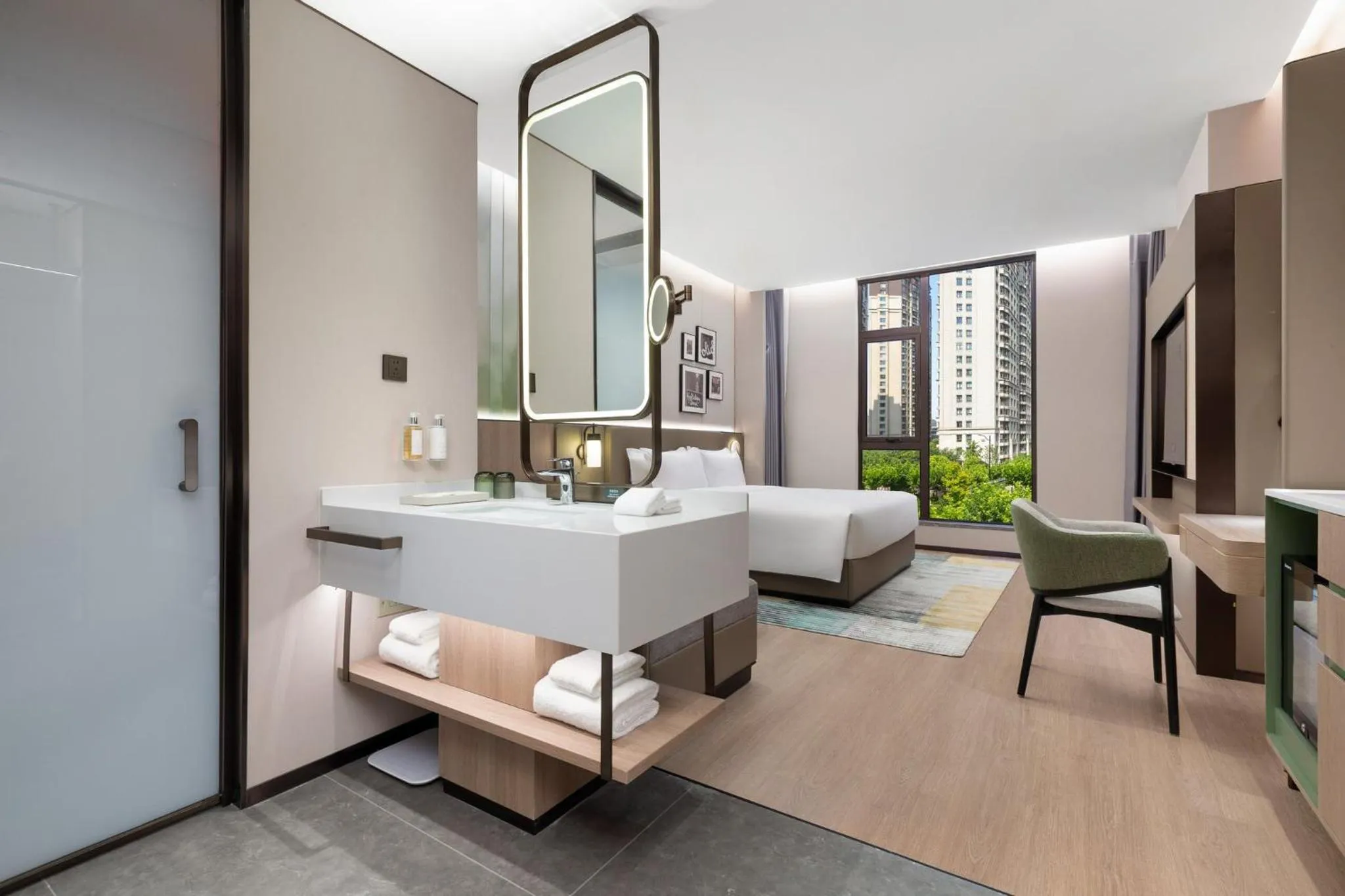 Photo of the whole room, Bed in Holiday Inn & Suites Shanghai Changfeng by IHG