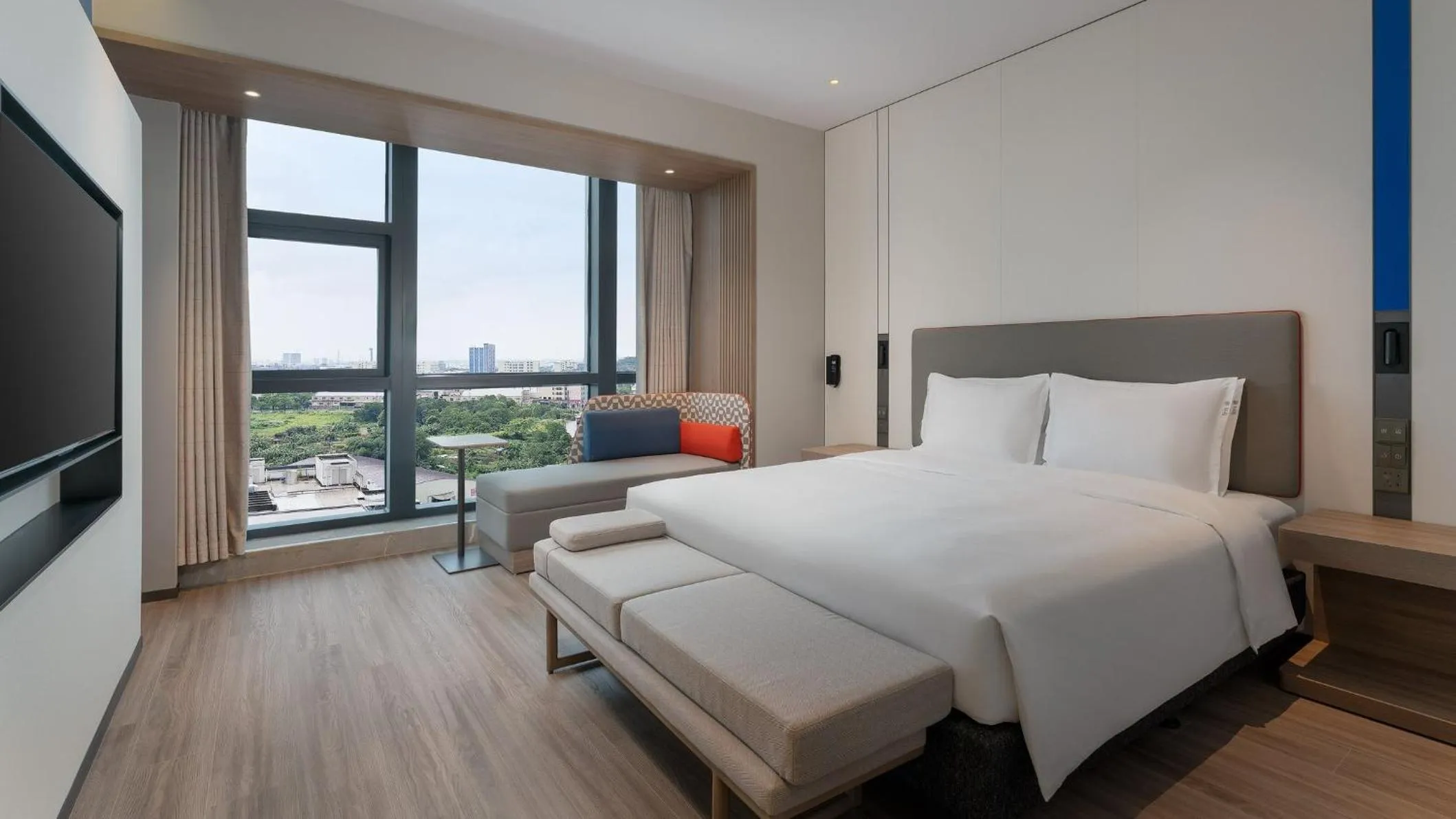 Photo of the whole room, Bed in Holiday Inn Express Foshan Sanshui by IHG