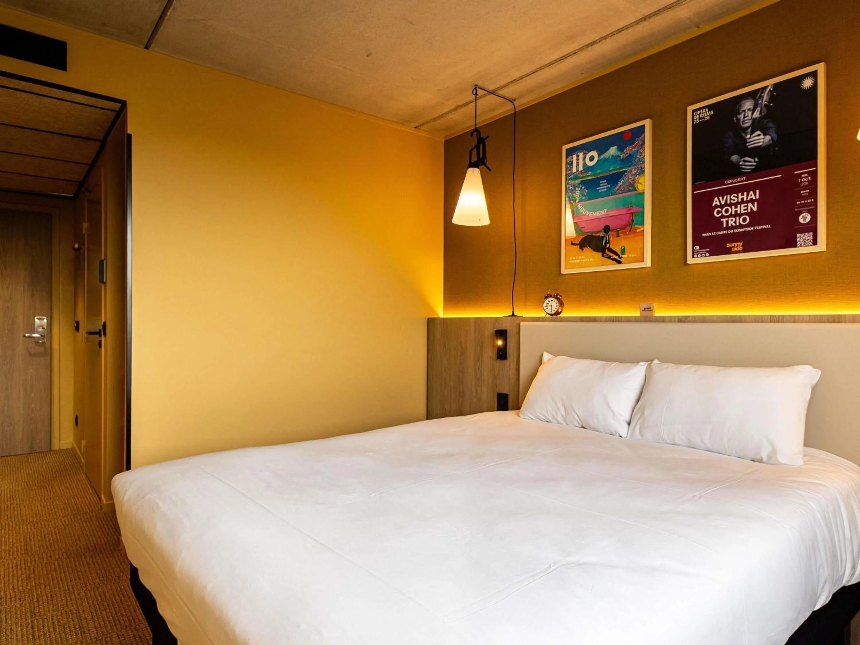 Bedroom, Bed in greet Hotel Reims Tinqueux