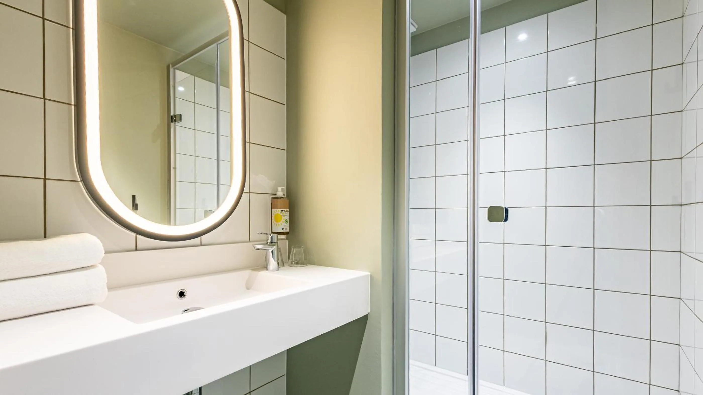 Bathroom in greet Hotel Reims Tinqueux