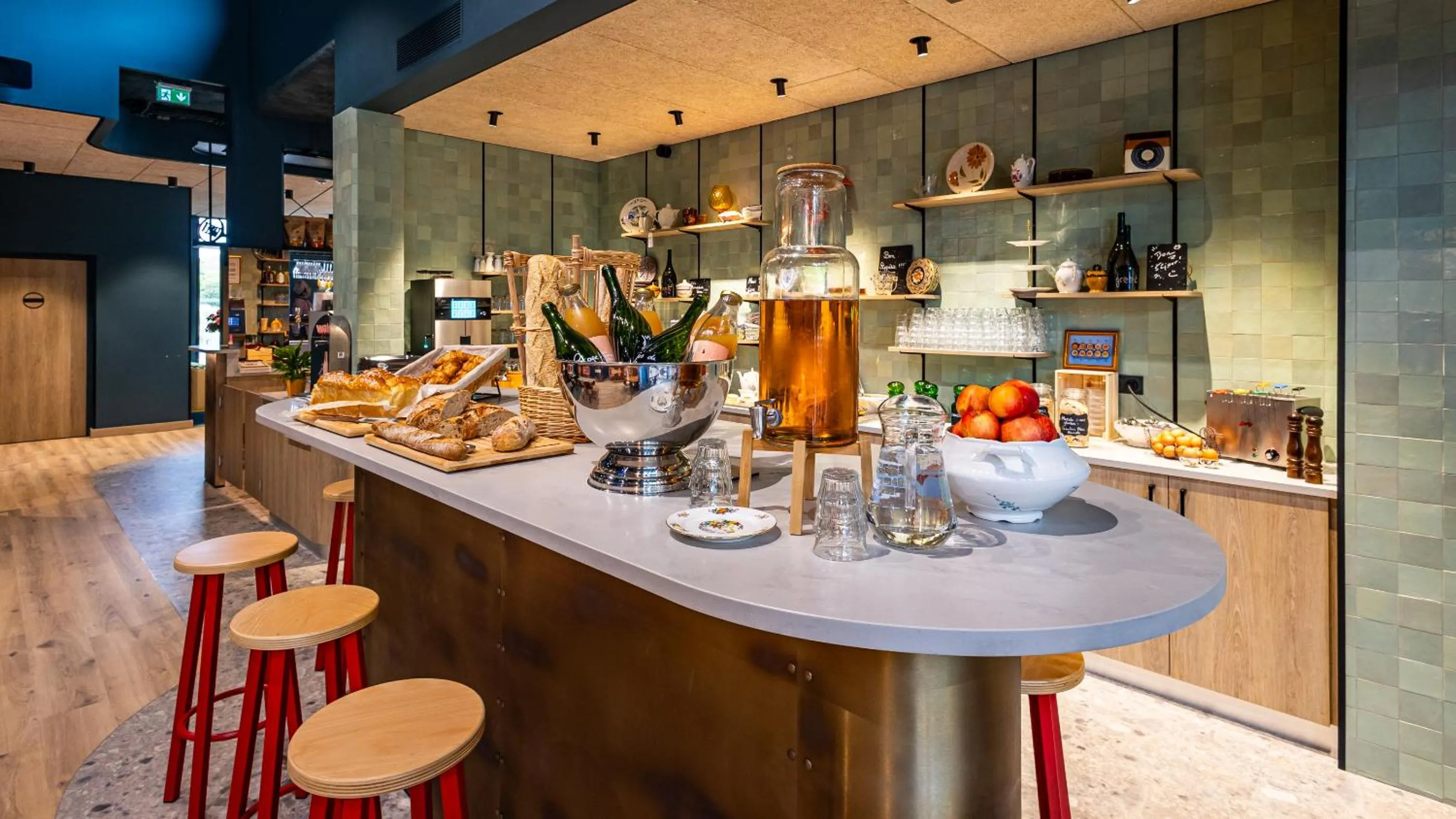 Buffet breakfast in greet Hotel Reims Tinqueux