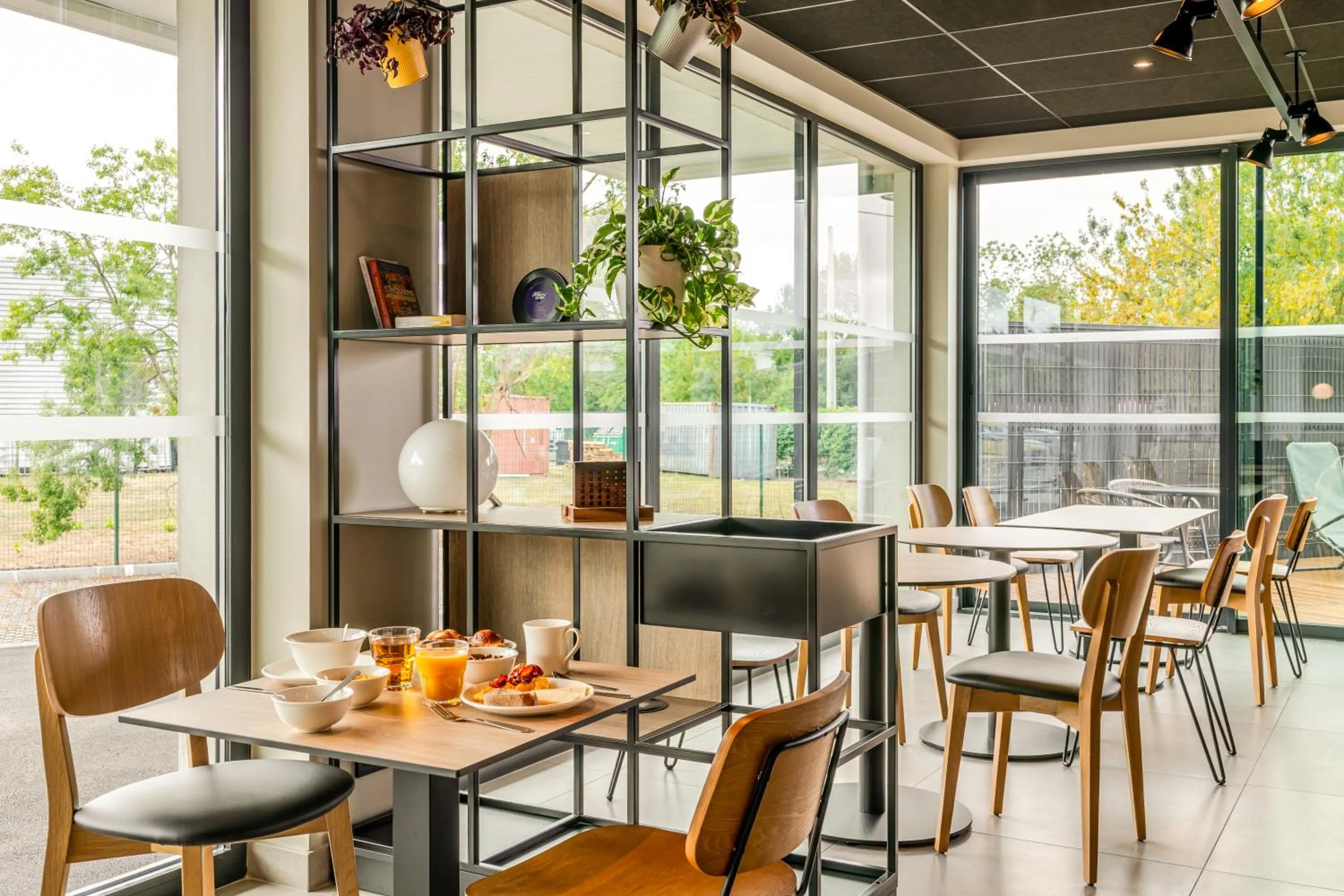 Lobby or reception in ibis Bordeaux Nord Carbon Blanc