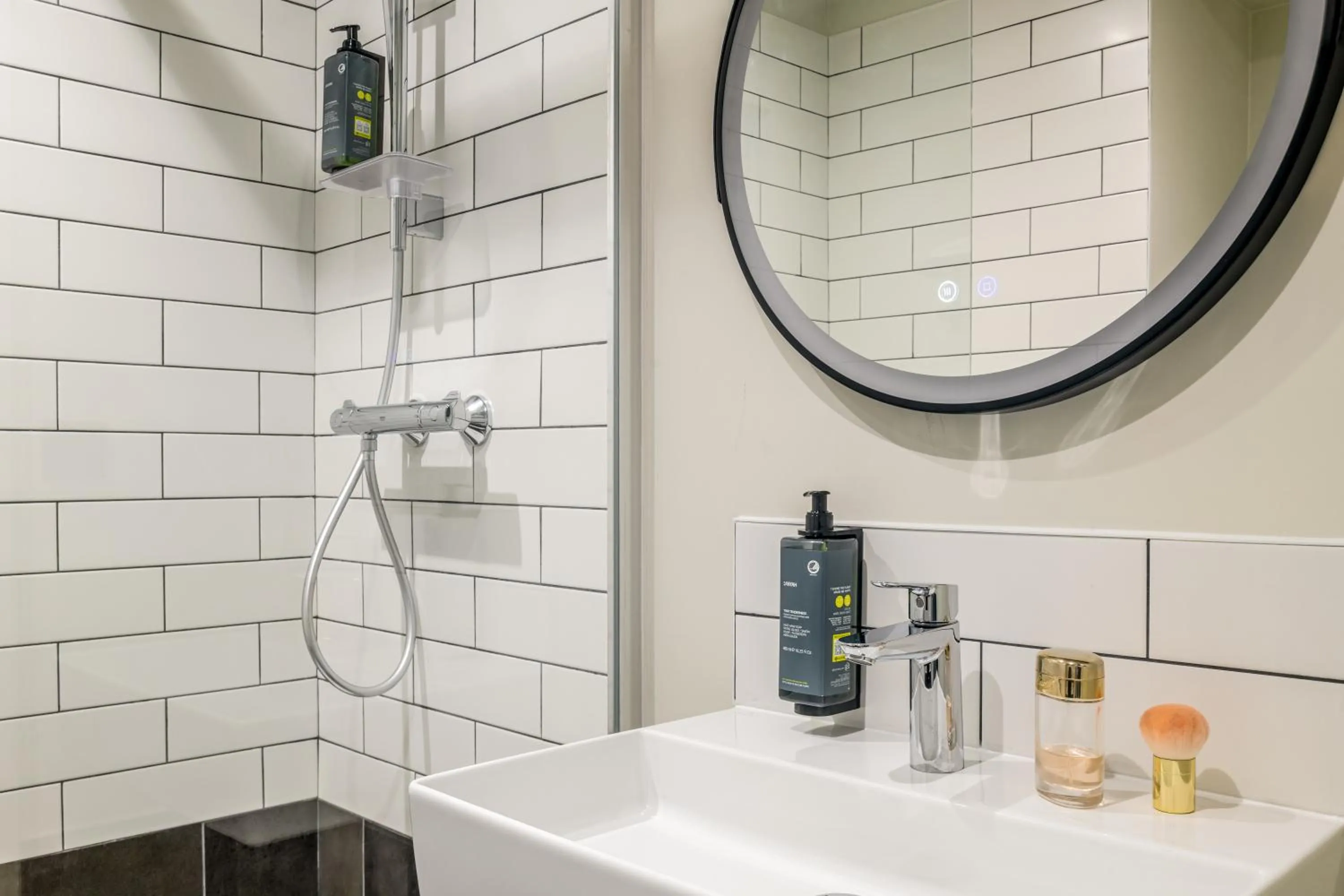 Bathroom in ibis Bordeaux Nord Carbon Blanc