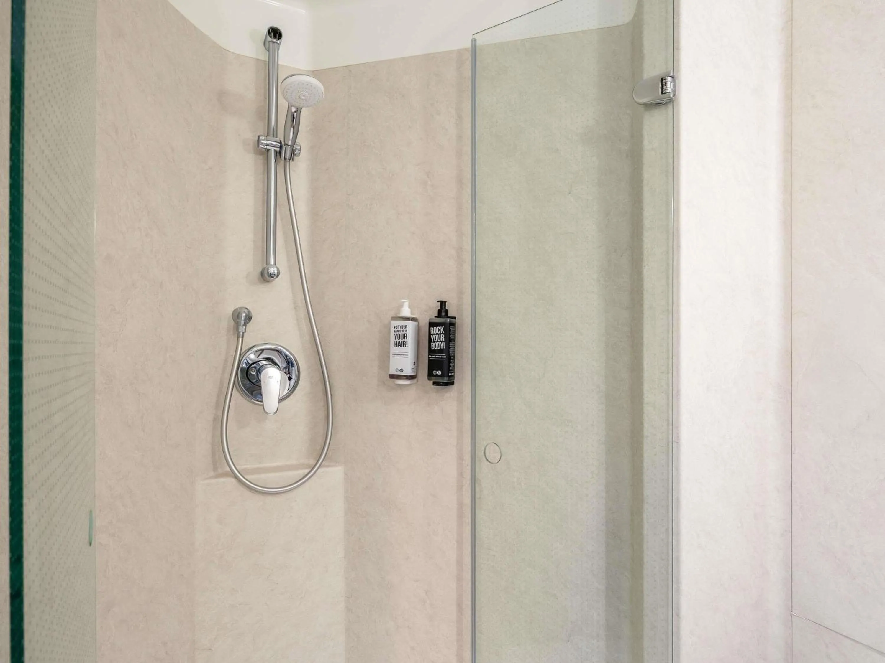 Bedroom in ibis Bordeaux Nord Carbon Blanc