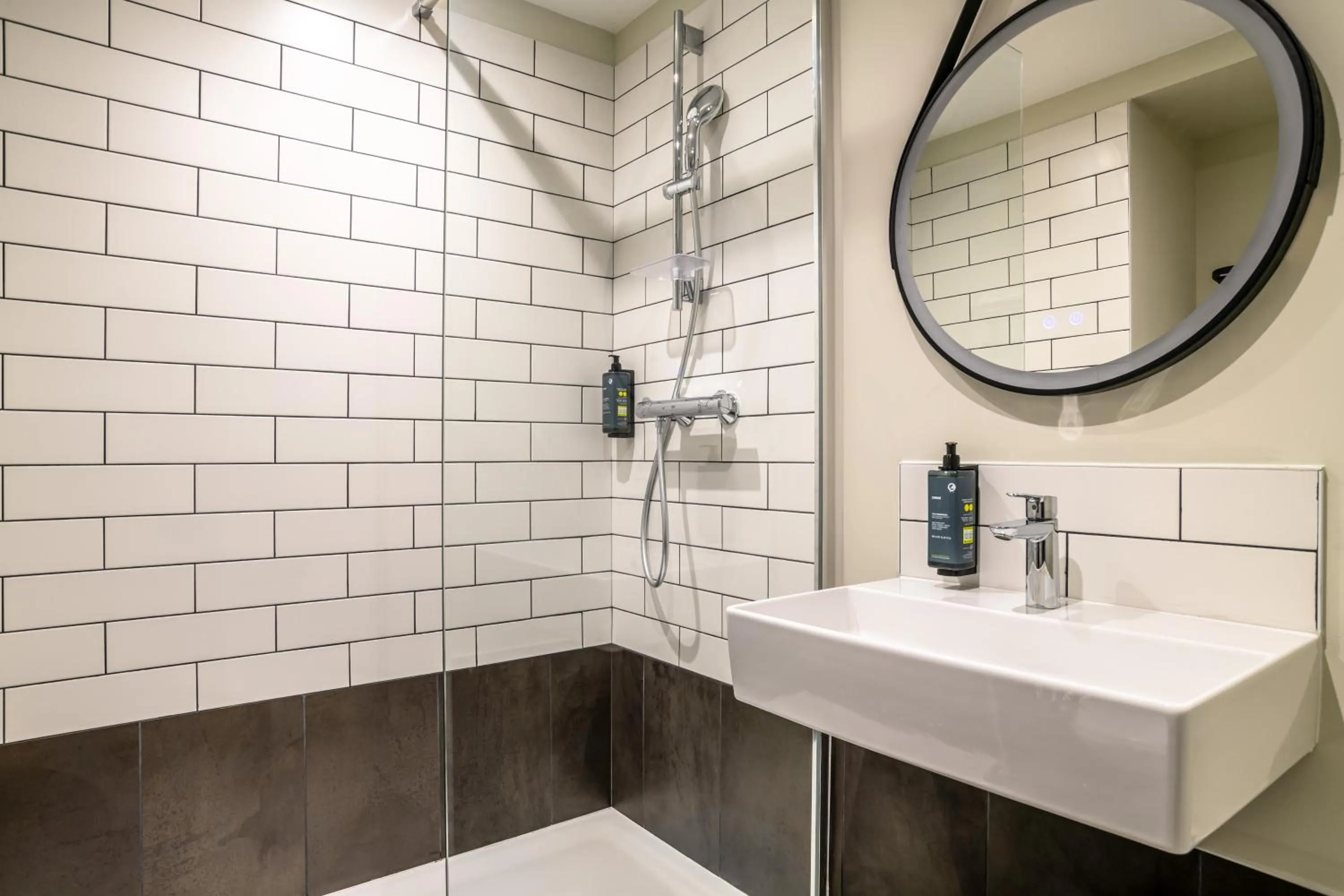 Bathroom in ibis Bordeaux Nord Carbon Blanc