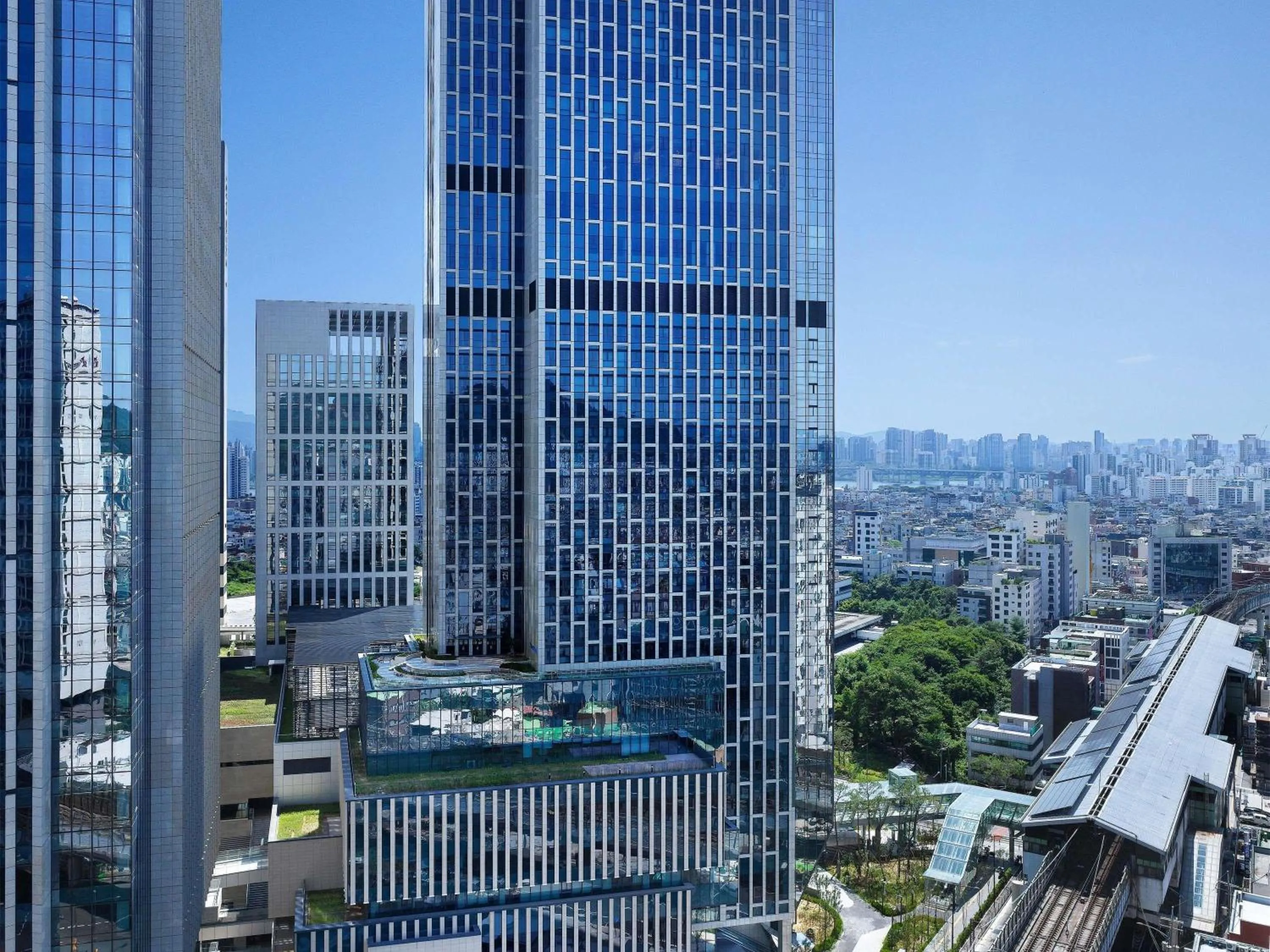 Property building in Pullman Ambassador Seoul Eastpole