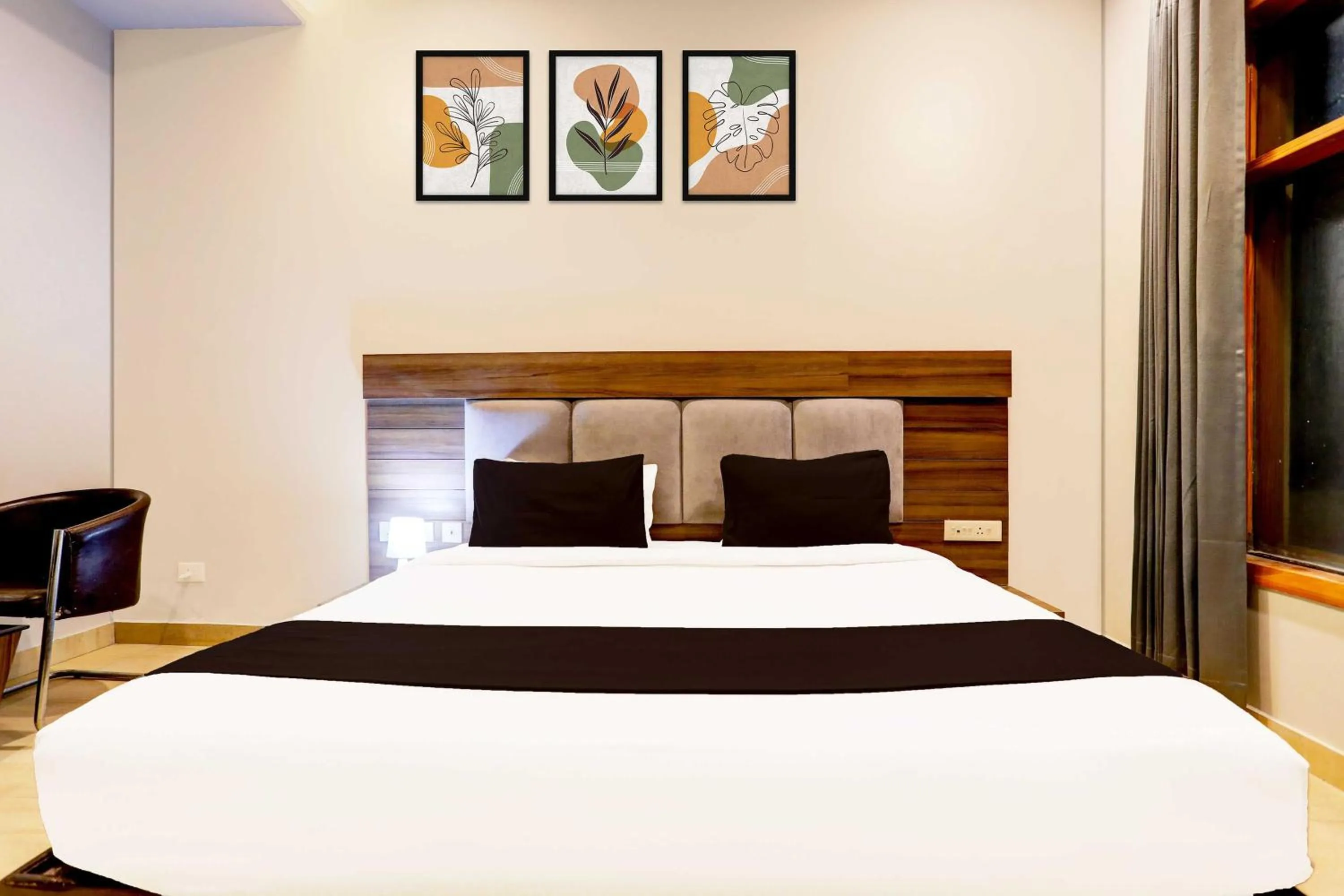 Bedroom, Bed in Hotel O Alwar Bus Station