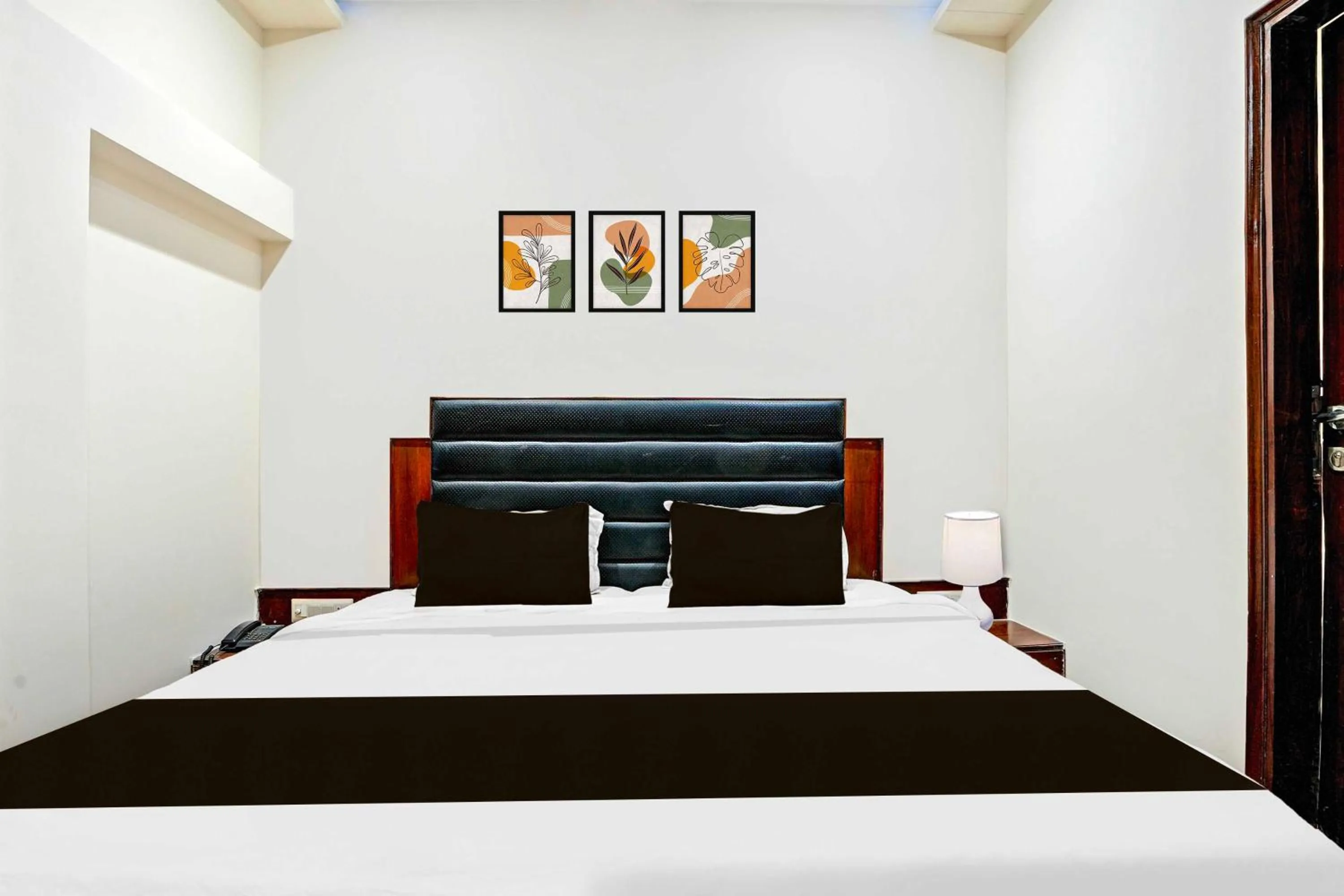 Bedroom, Bed in Hotel O Gurudwara Square