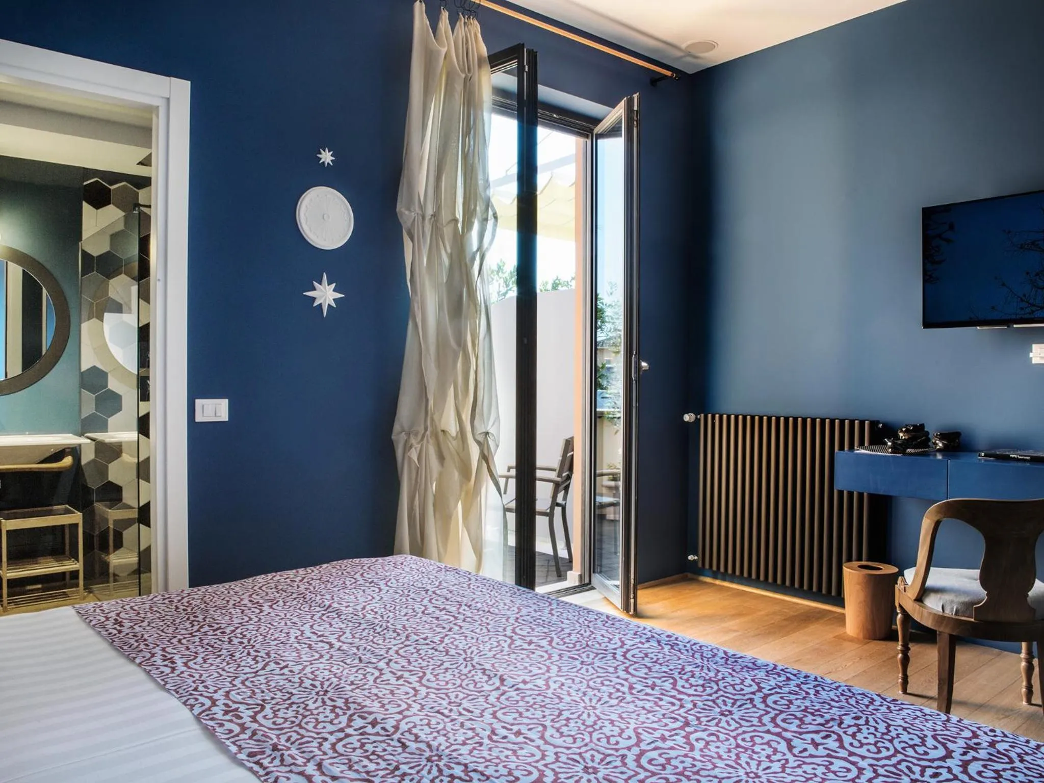 Day, Bed in Rarity Suites