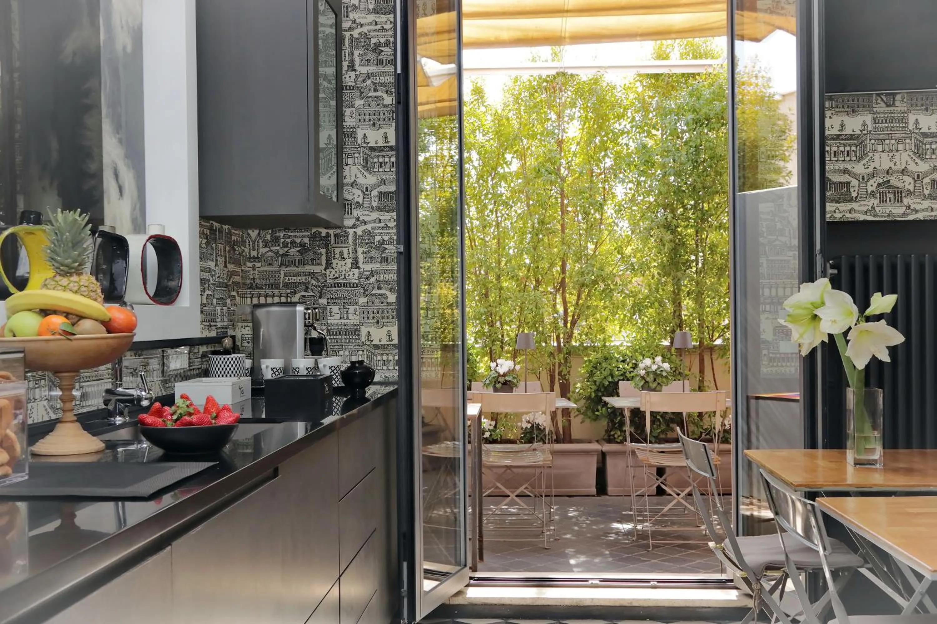 Communal lounge/ TV room in Rarity Suites