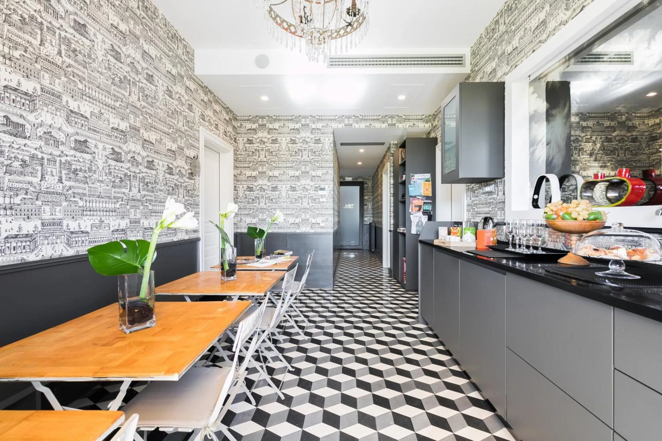 Communal lounge/ TV room in Rarity Suites