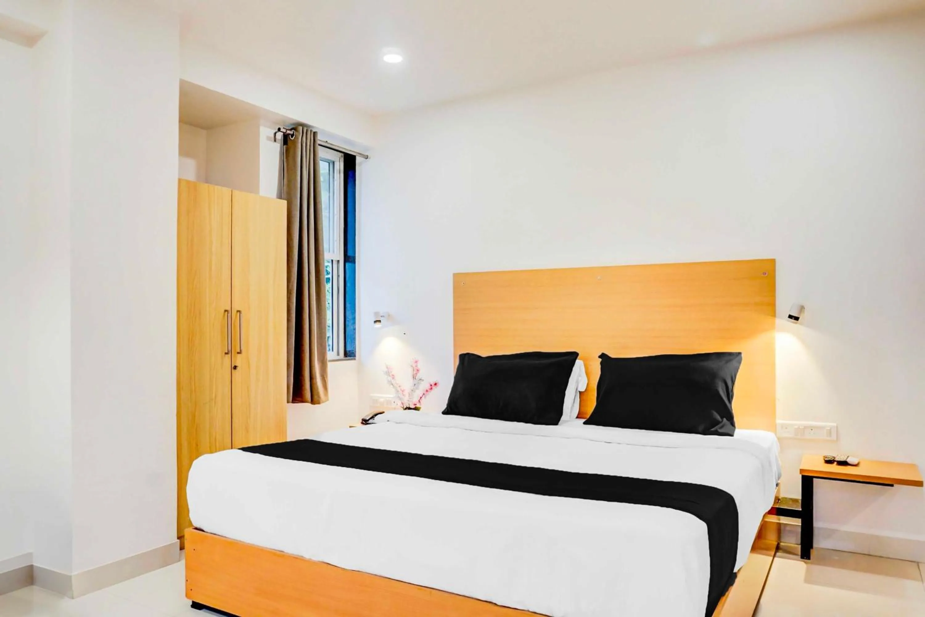 Bedroom, Bed in Townhouse Oak Hadapsar Sahyadri Hospital