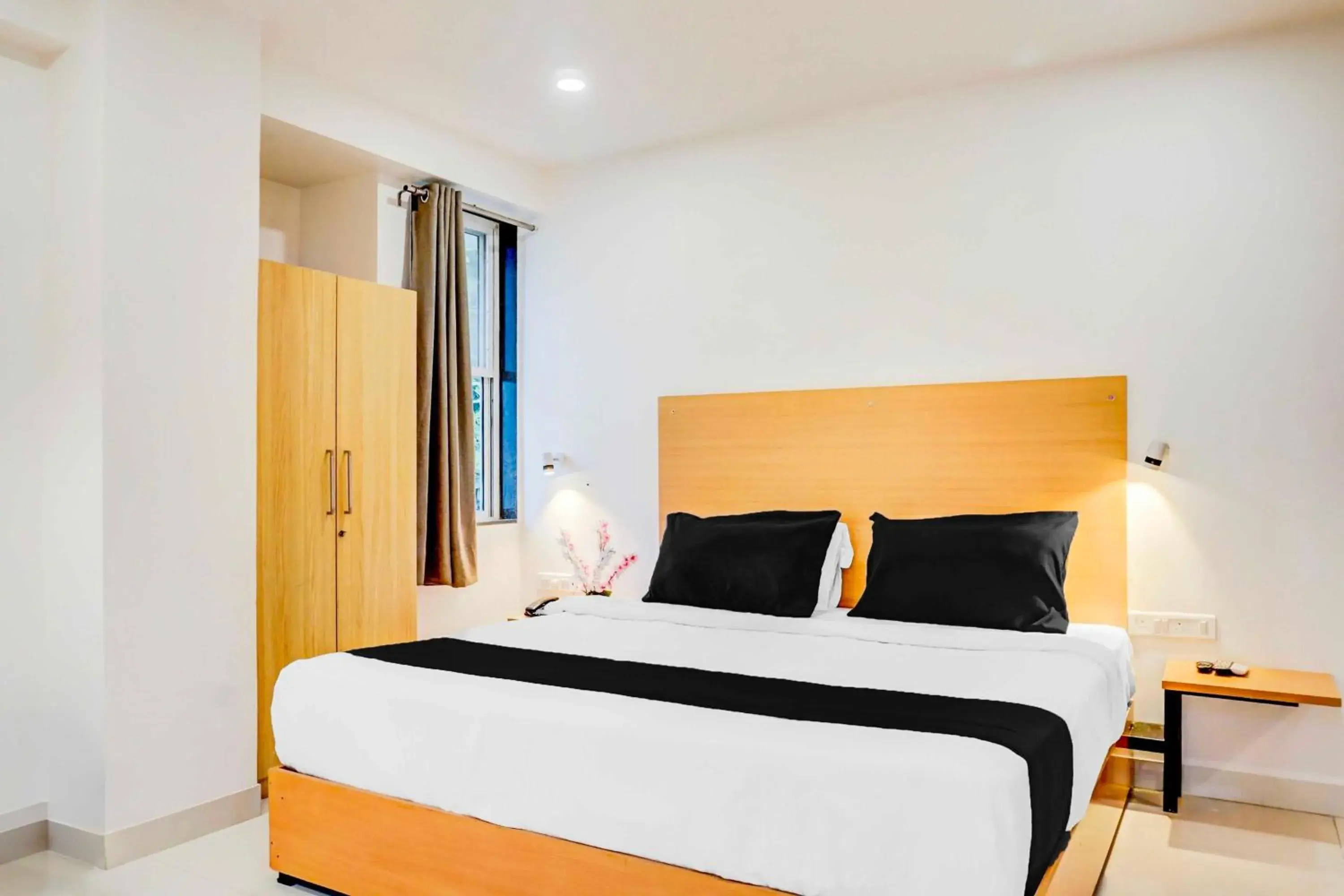 Classic Triple Room - single occupancy in Townhouse Oak Hadapsar Sahyadri Hospital Classic Triple Room - single occupancy in Townhouse Oak Hadapsar Sahyadri Hospital