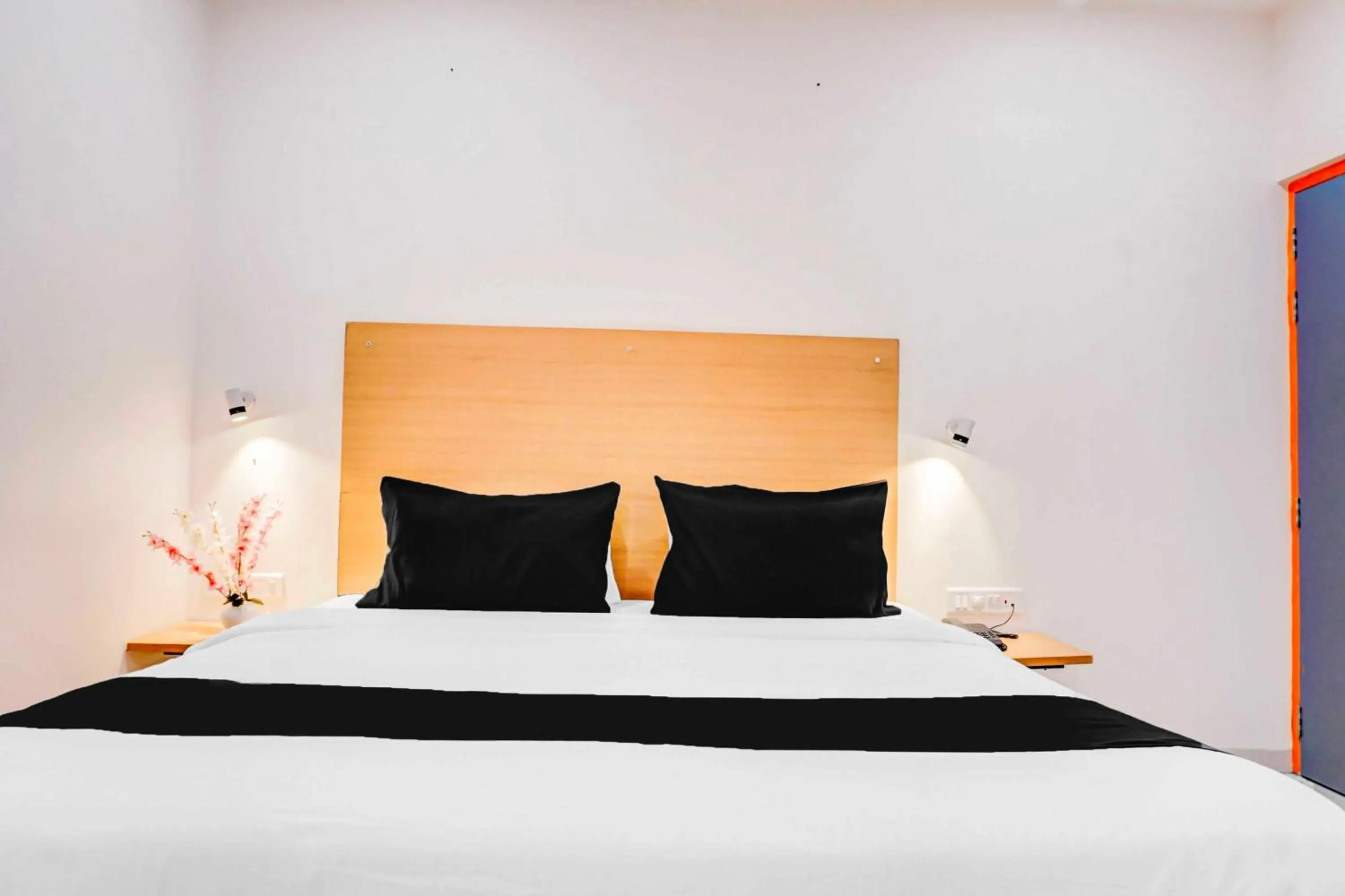 Bedroom, Bed in Townhouse Oak Hadapsar Sahyadri Hospital