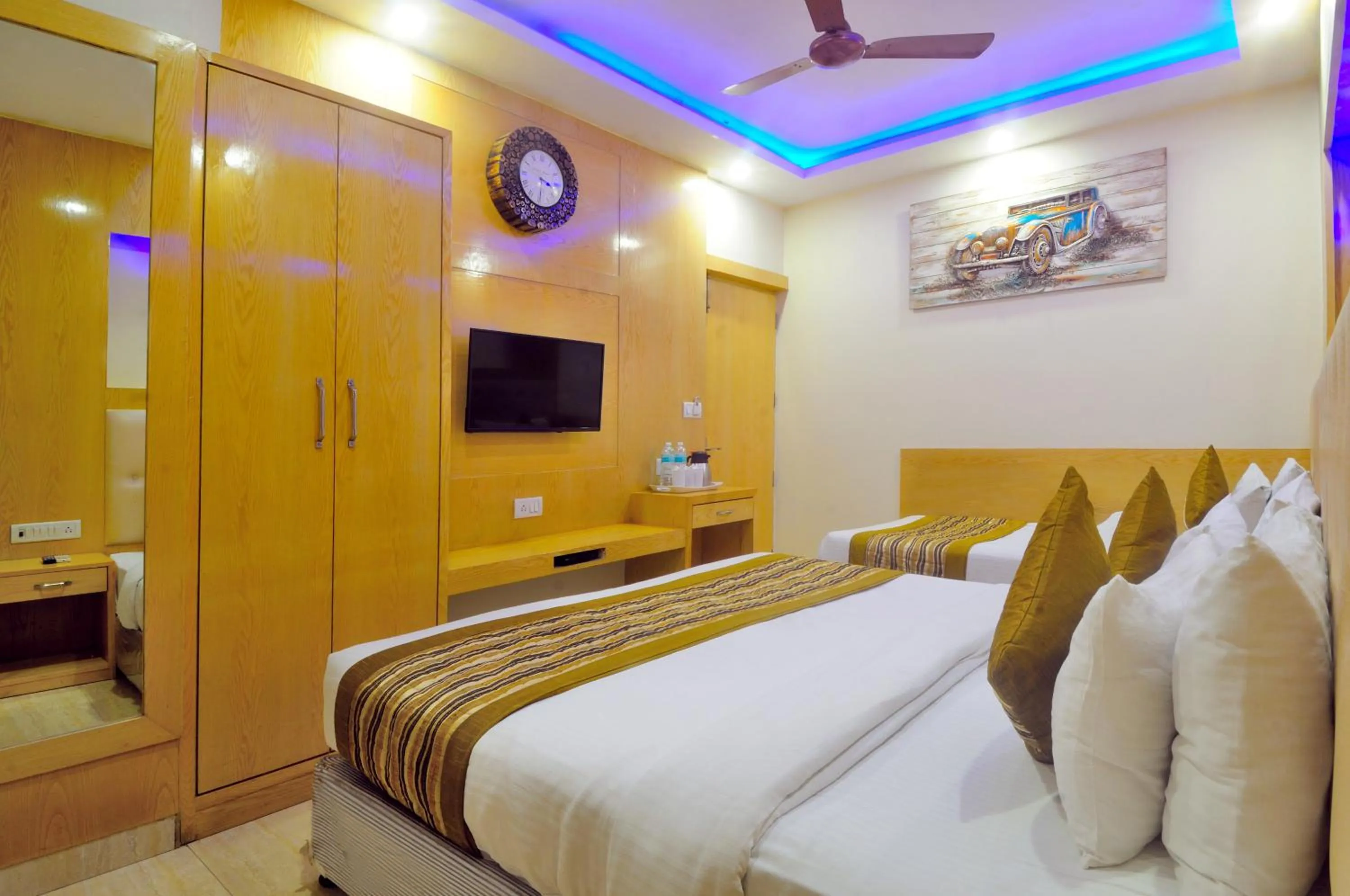 wardrobe, Bed in Hotel Prince Palace Deluxe - New Delhi