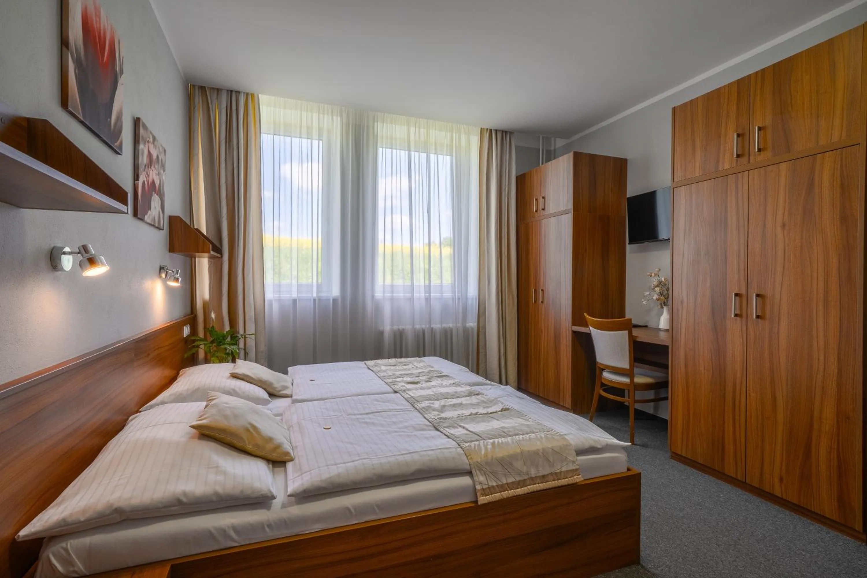 wardrobe, Bed in Hotel u Ledu