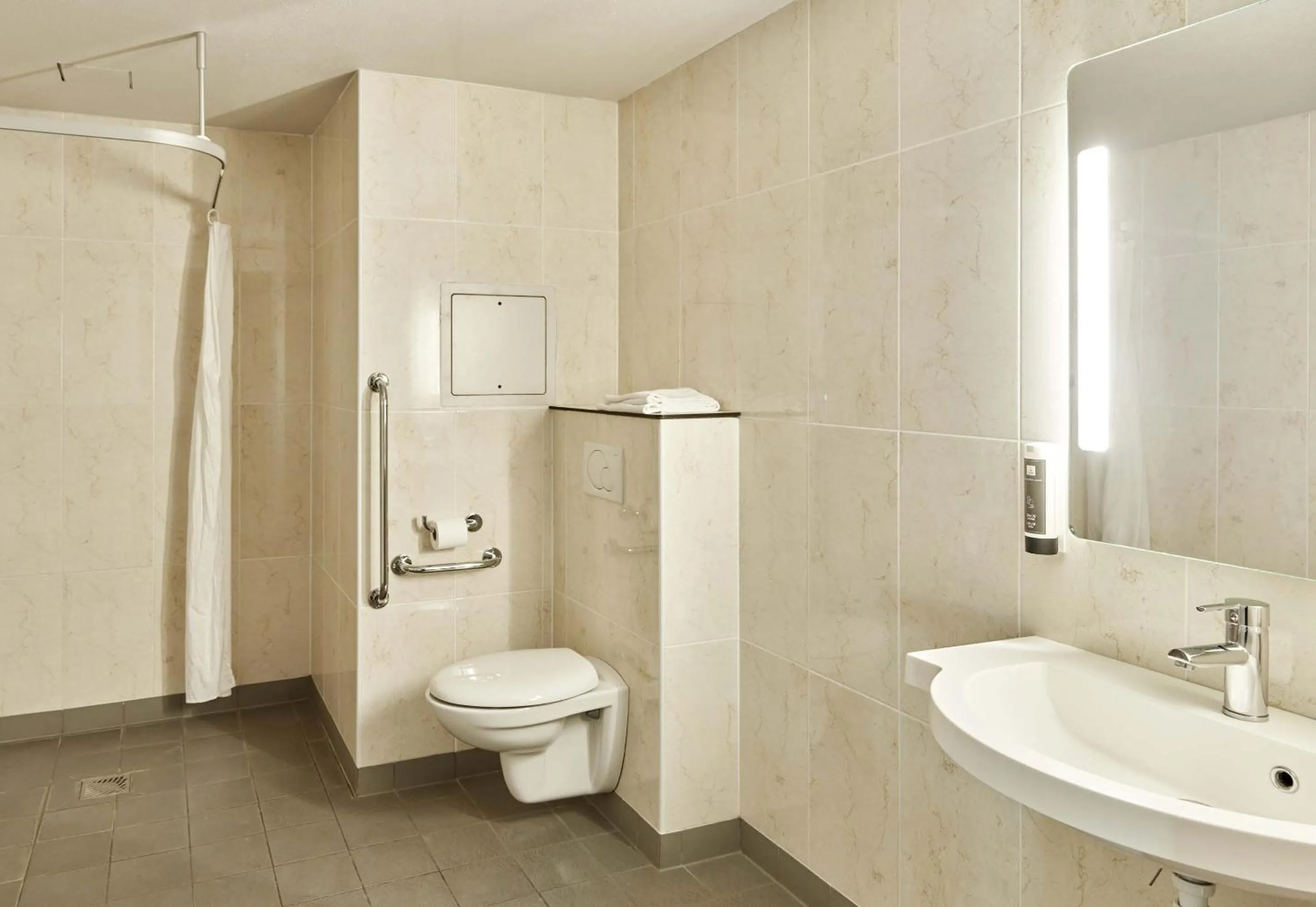 Bathroom in B&B HOTEL Orly Chevilly Marché International