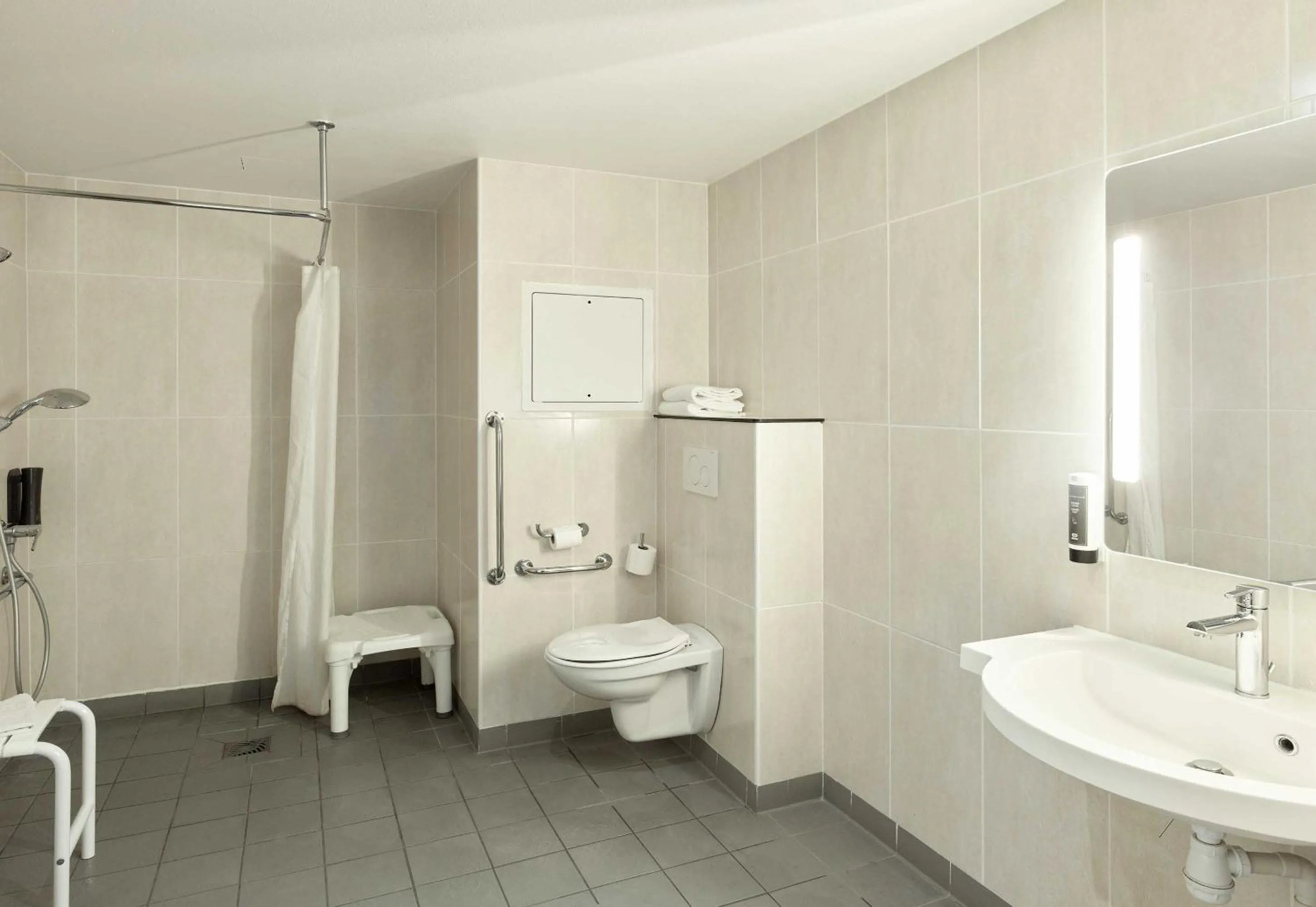 Bathroom in B&B HOTEL Orly Chevilly Marché International