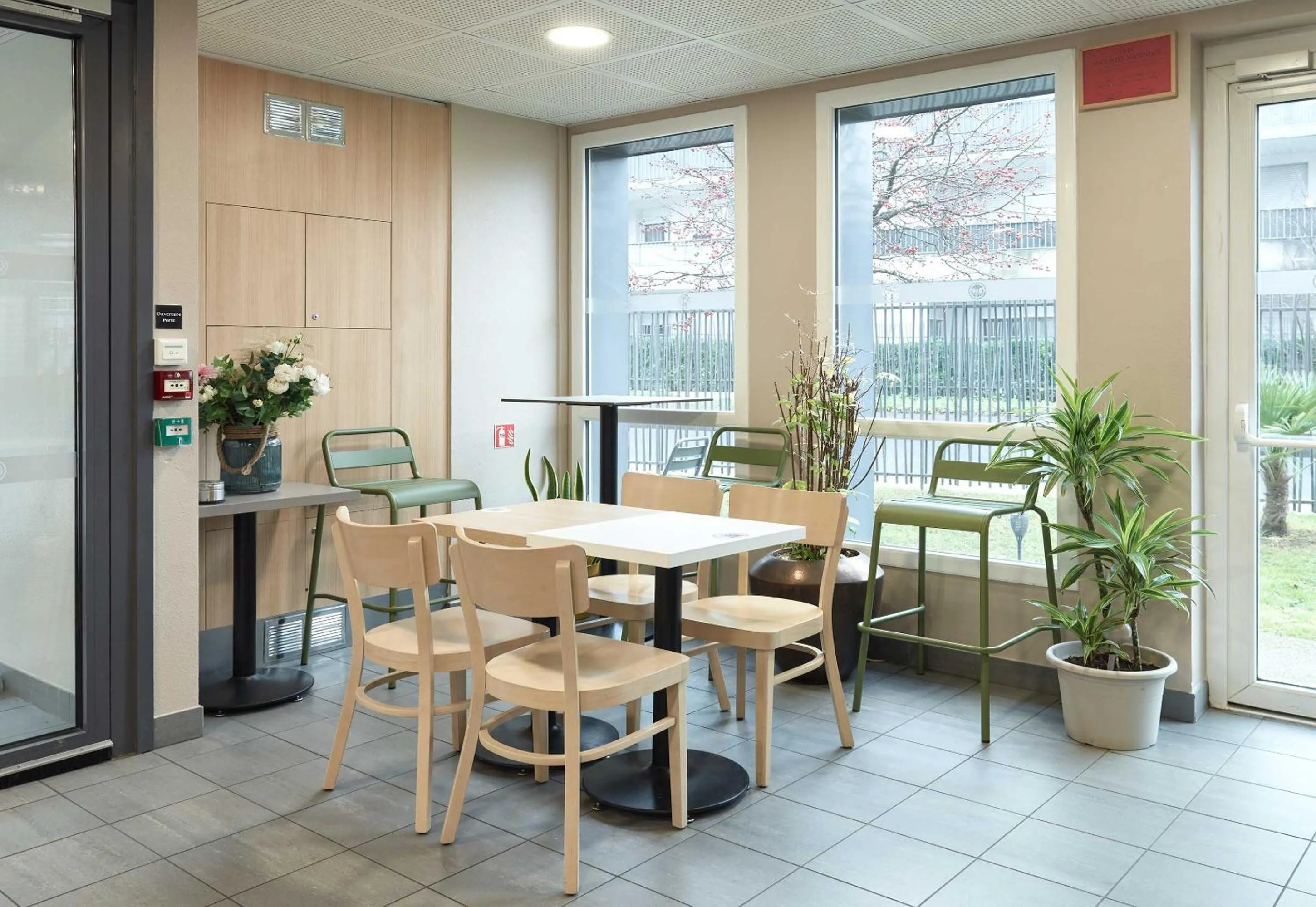 Restaurant/places to eat in B&B HOTEL Orly Chevilly Marché International