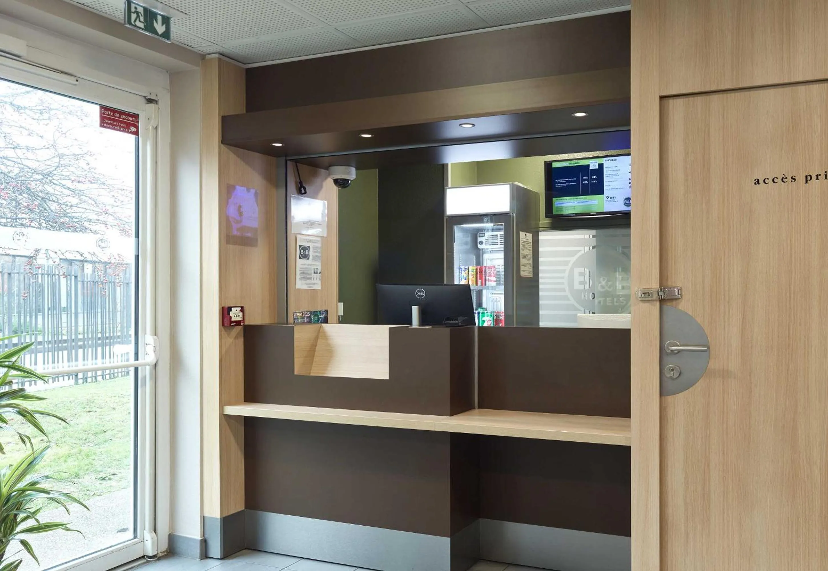 Lobby or reception in B&B HOTEL Orly Chevilly Marché International