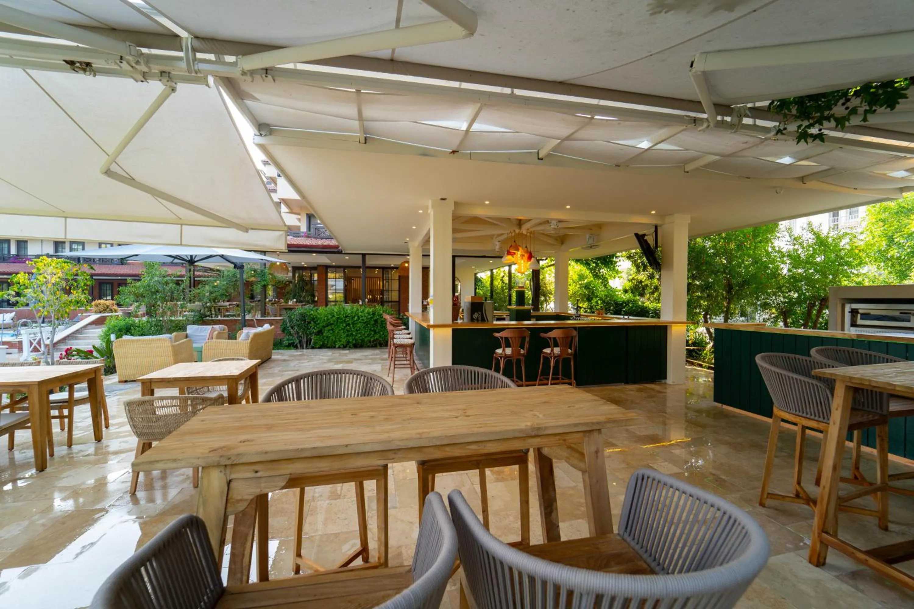 Restaurant/places to eat in Hotel Club-E