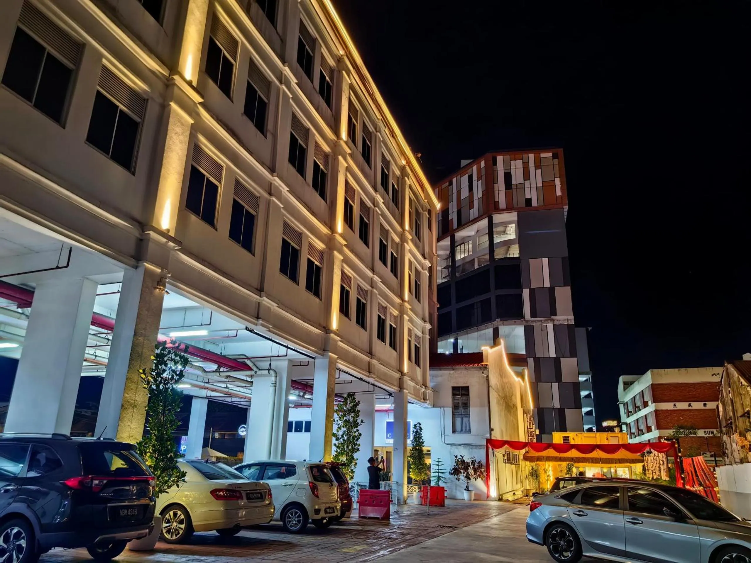 Restaurant/places to eat in C Y C Heritage Hotel