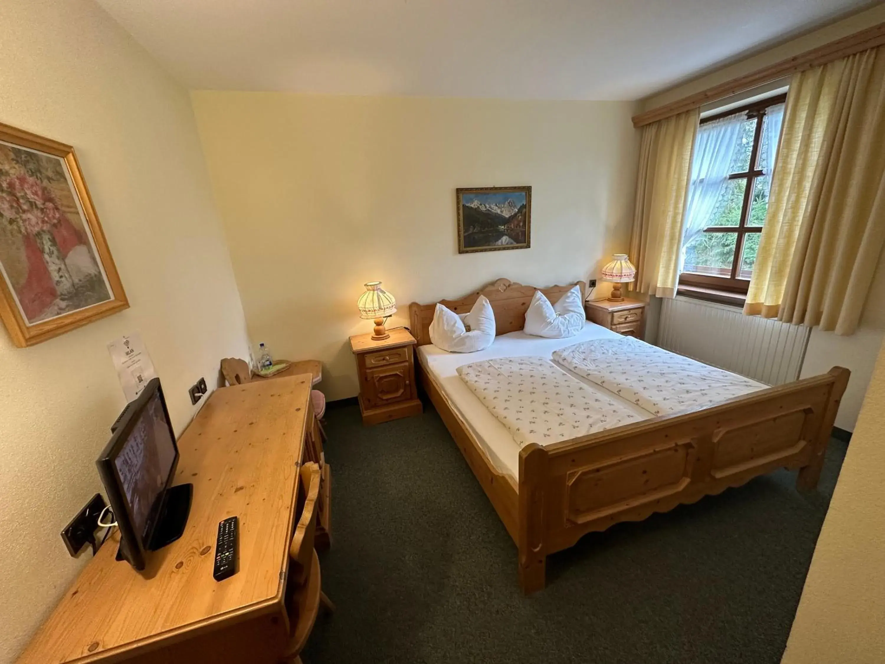 Budget Double Room in Hotel Almenrausch Budget Double Room in Hotel Almenrausch