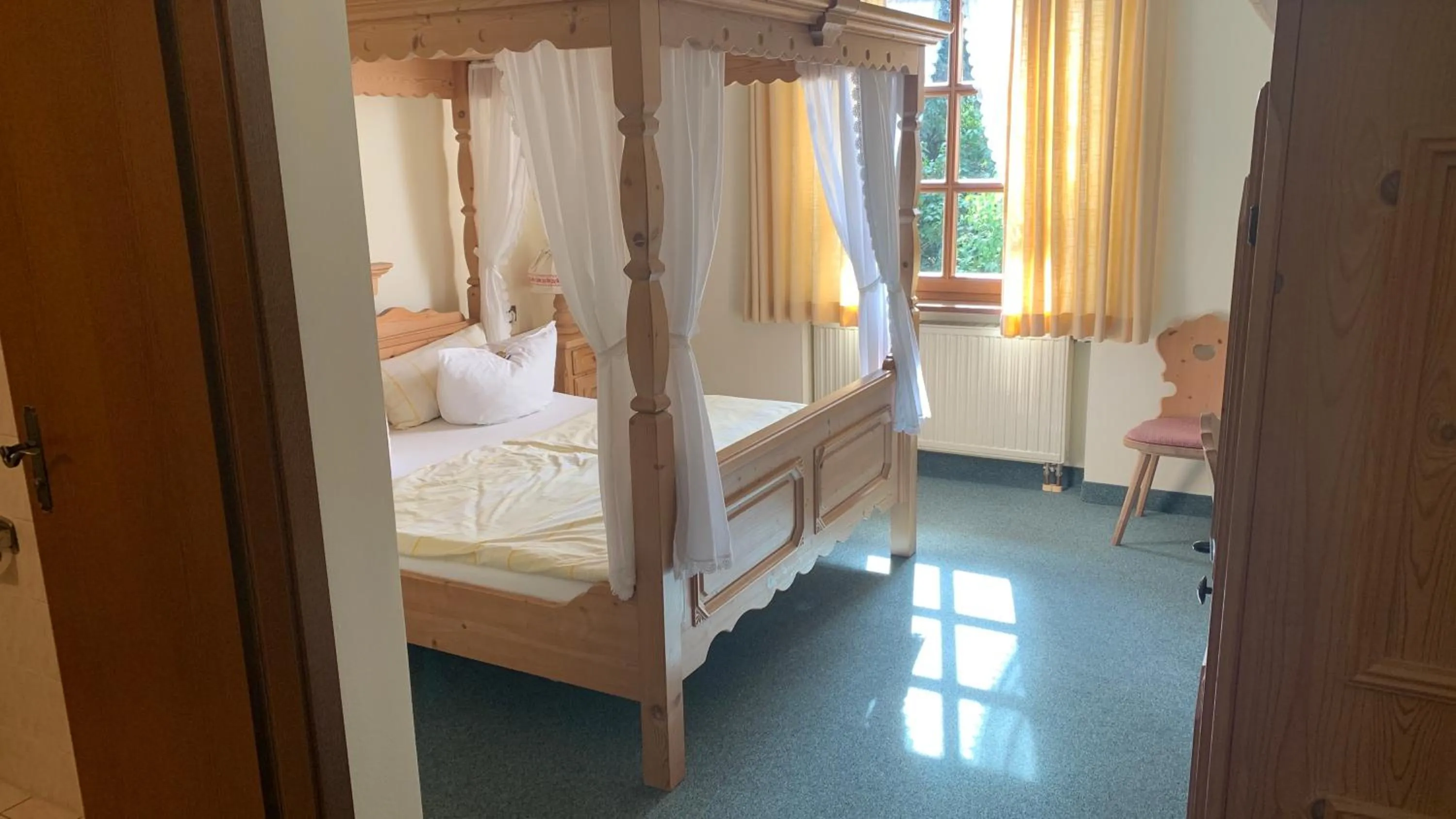wedding, Bed in Hotel Almenrausch