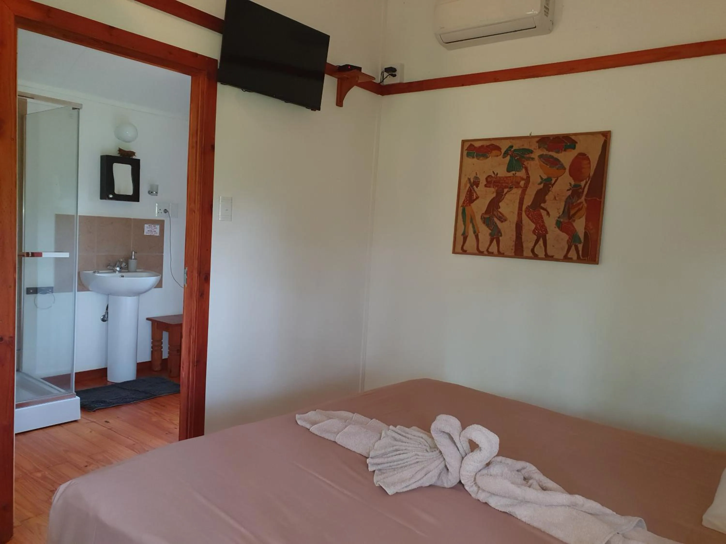 Photo of the whole room, Bed in Thokozani Lodge