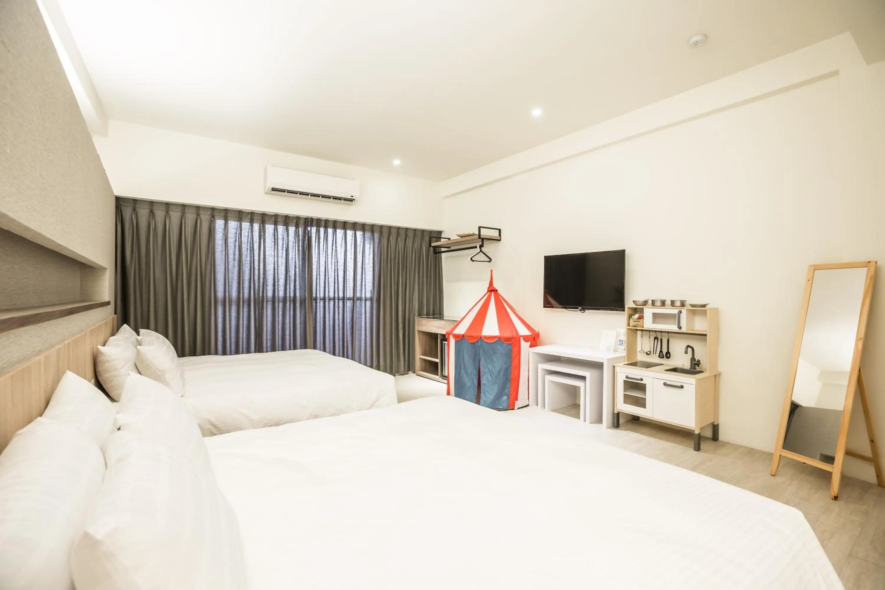 Decorative detail, Bed in Traveller-Inn Zhongzheng Library