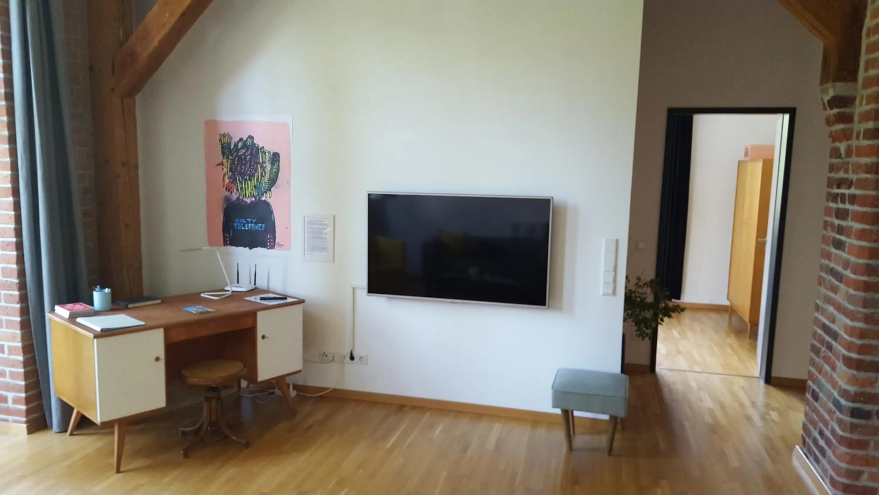 TV and multimedia in ARYVE JC Studio - Altstadtnahes Boutique Apartment mit Markenmatratzen auf Hotelniveau inklusive kostenfreiem Parkplatz