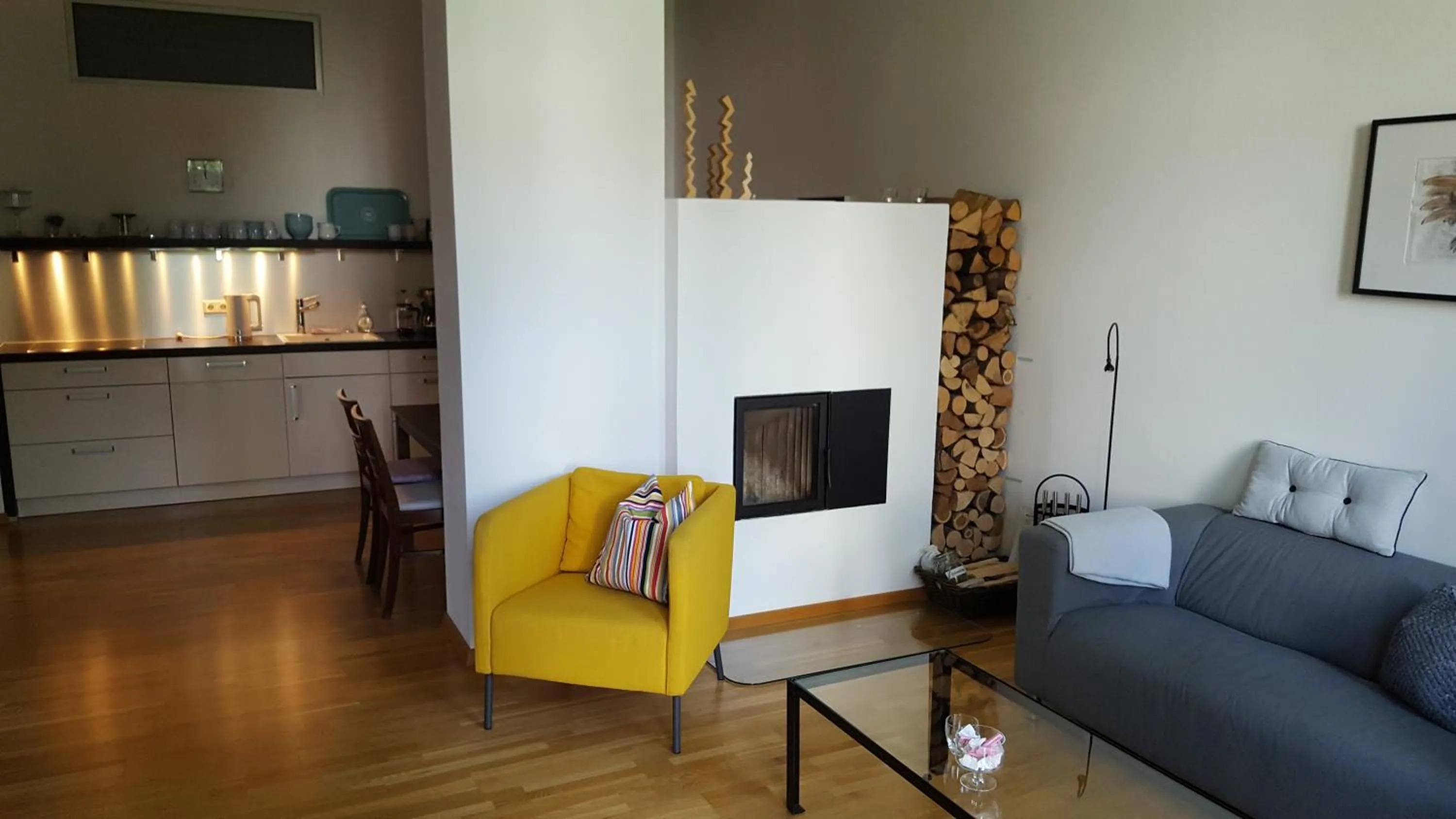 Living room in ARYVE JC Studio - Altstadtnahes Boutique Apartment mit Markenmatratzen auf Hotelniveau inklusive kostenfreiem Parkplatz