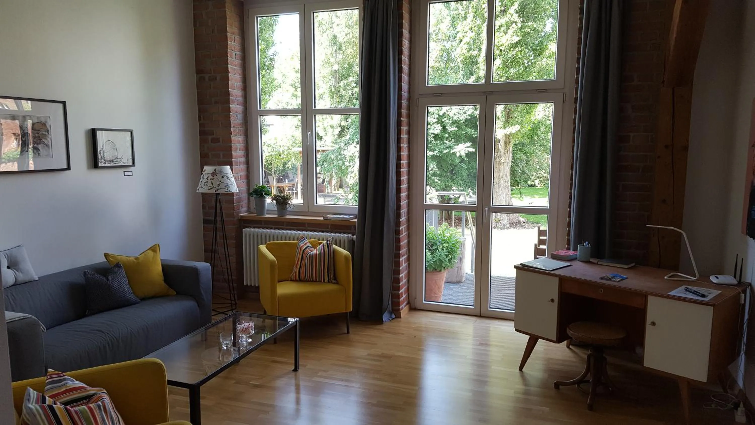 Living room in ARYVE JC Studio - Altstadtnahes Boutique Apartment mit Markenmatratzen auf Hotelniveau inklusive kostenfreiem Parkplatz